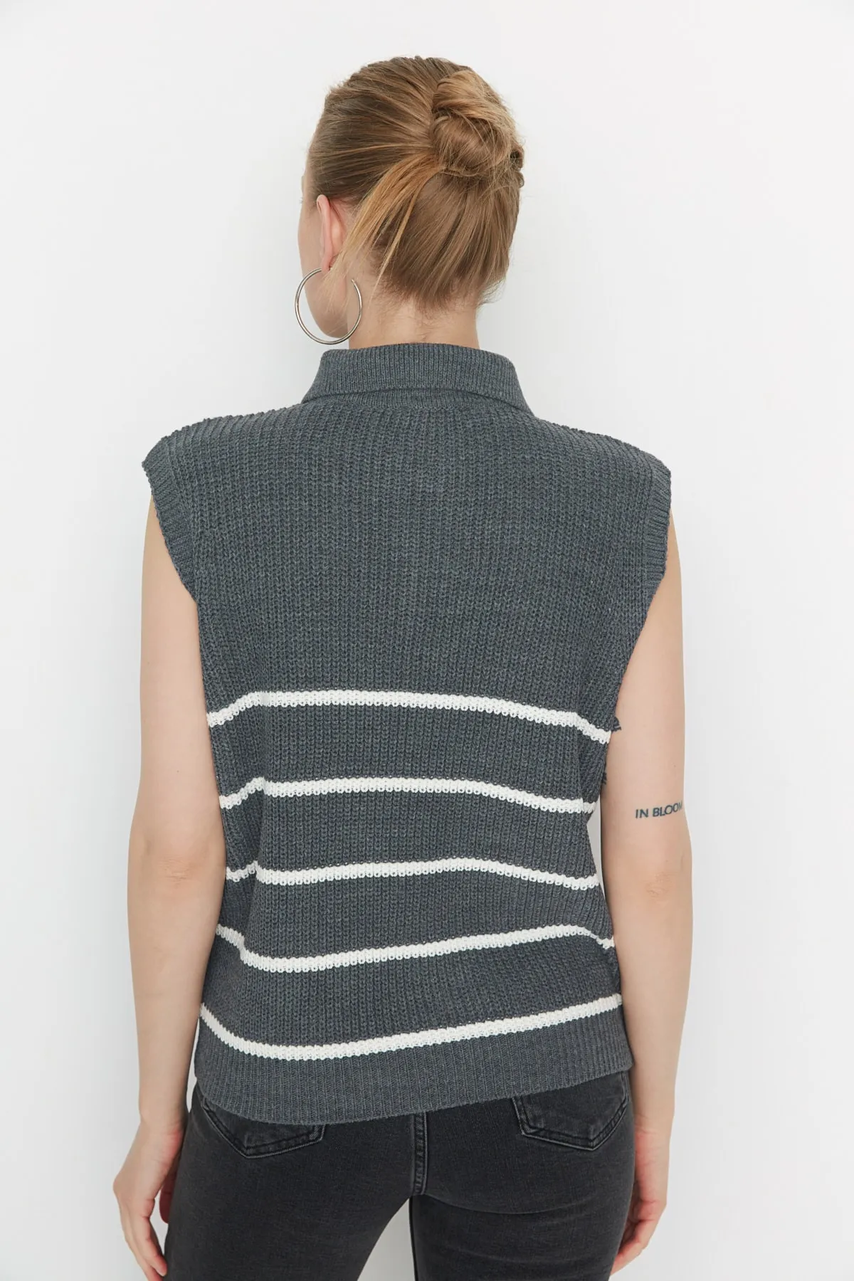 Trendyol Collection  Anthrazitfarbener Strick-Saugnapf mit Streifen und Reißverschluss TWOAW23SV0007
