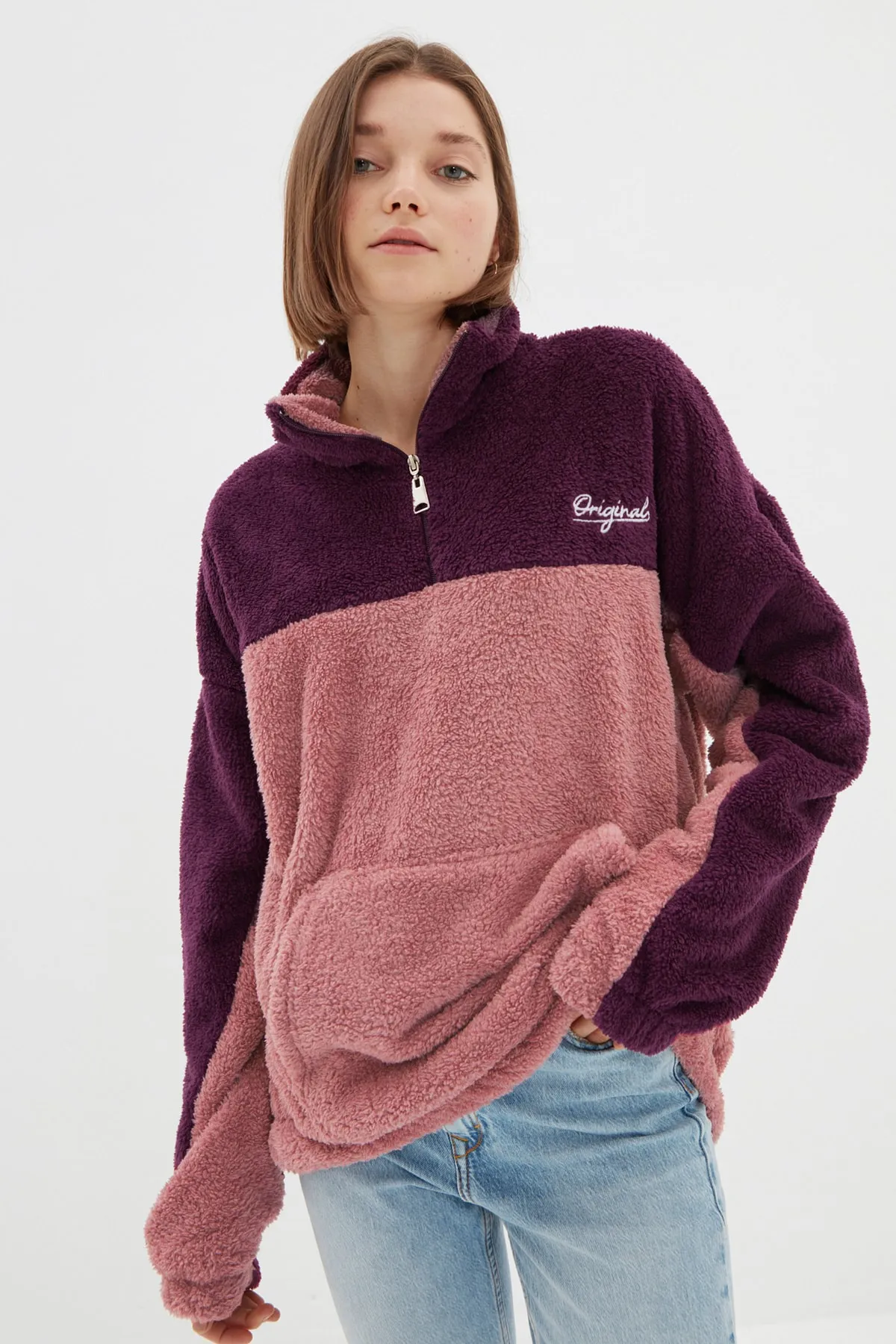 Trendyol Collection  Lila Unisex-Sweatshirt in Übergröße/Weitschnitt, Farbblock, minimale Stickerei, warmes Plüsch-Sweatshirt TMNAW22SW1477