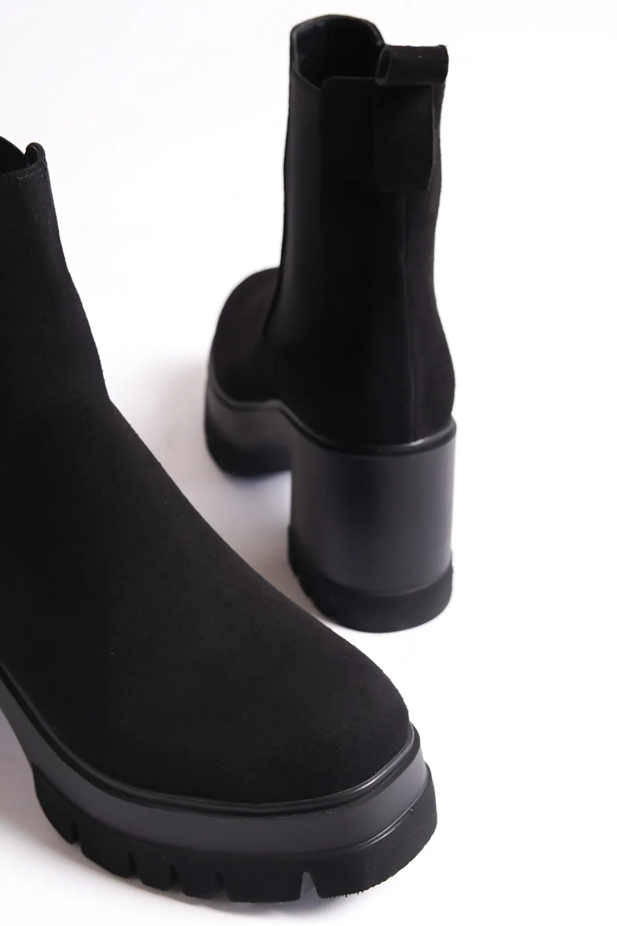 Capone Outfitters  Damenstiefel mit runder Spitze, seitlichem Gummizug und mittelhohem Absatz