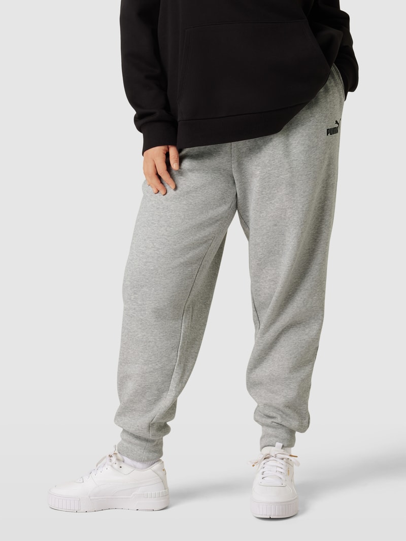 PLUS SIZE Sweatpants mit Label-Detail in hellgrau meliert