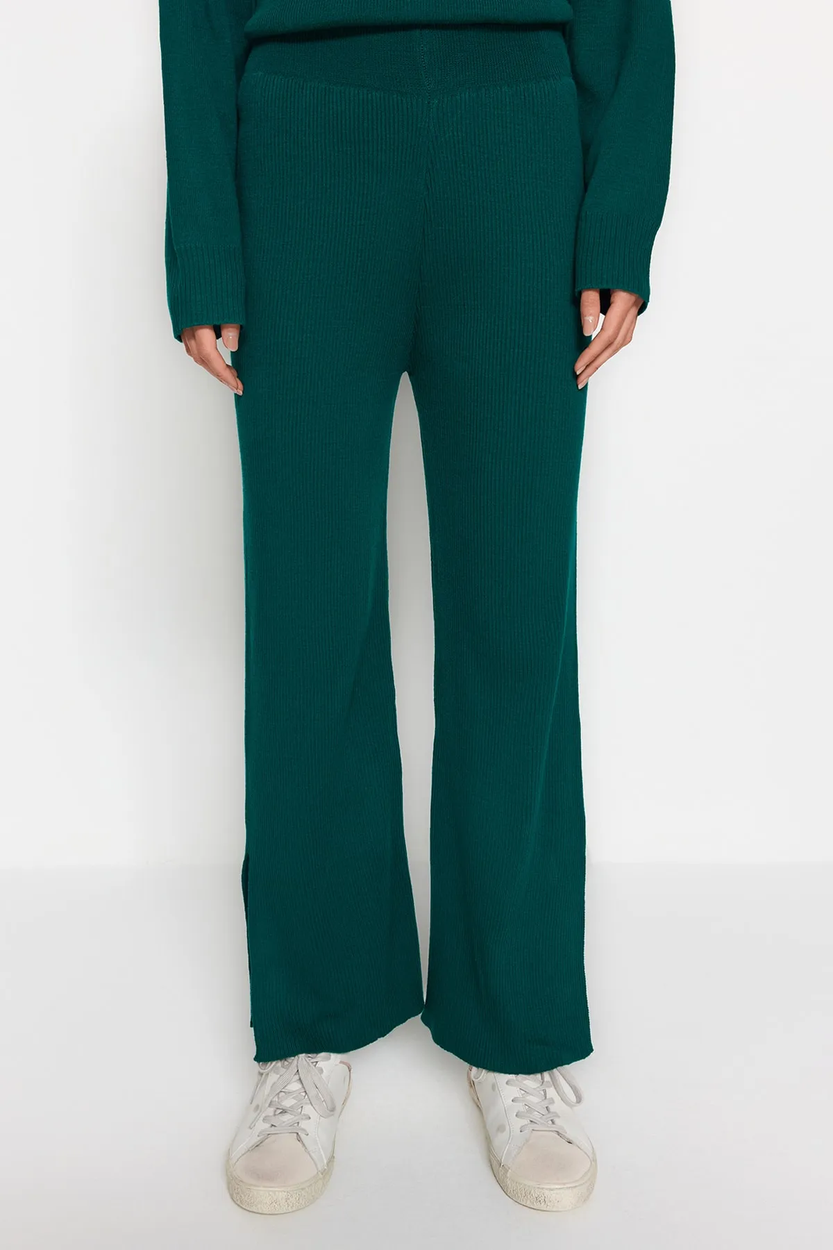 Trendyol Collection  Smaragdgrünes, weit geschnittenes Basic-Hosen-Set aus Strickoberteil und -unterteil TWOAW22AU0040