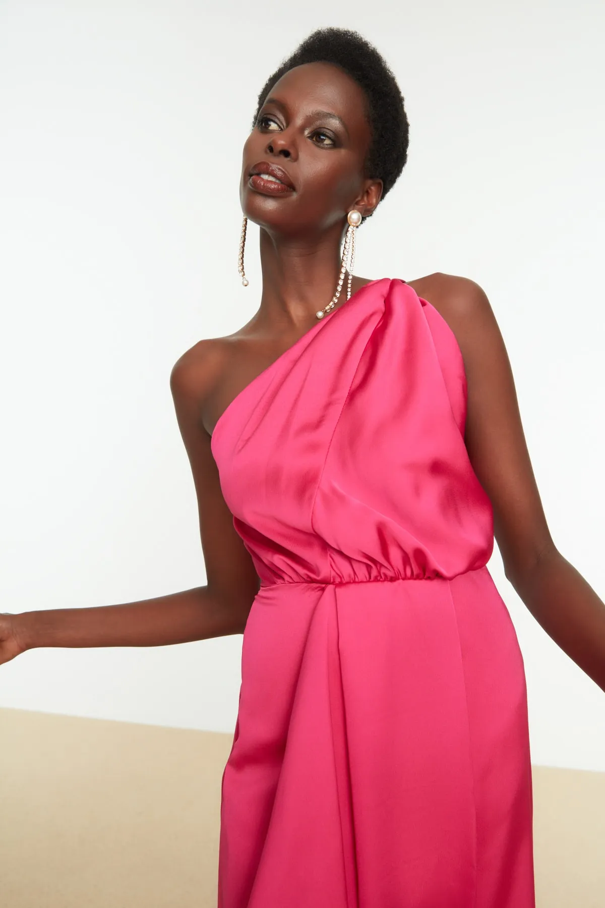 Trendyol Collection  Rosa detailliertes elegantes Abendkleid TPRSS22EL0967
