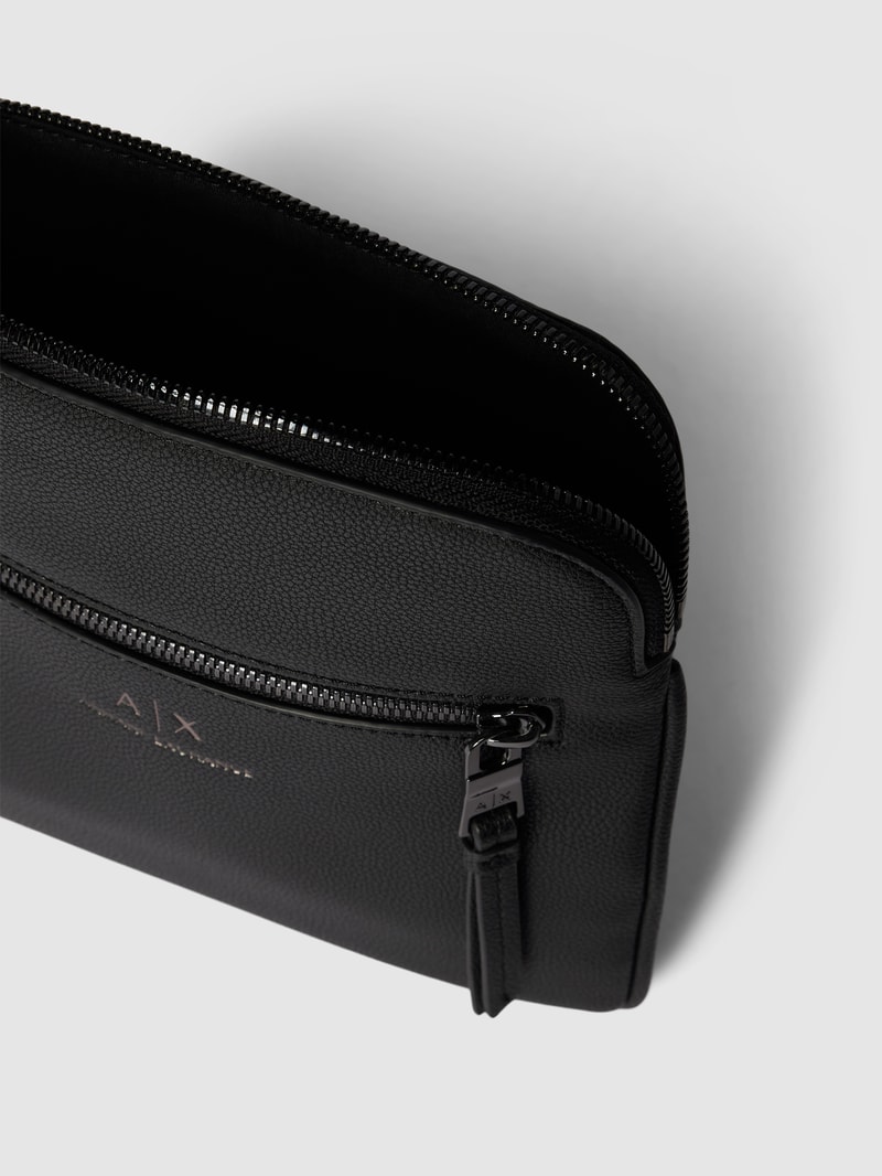 Crossbody Bag in unifarbenem Design mit Label-Detail in schwarz