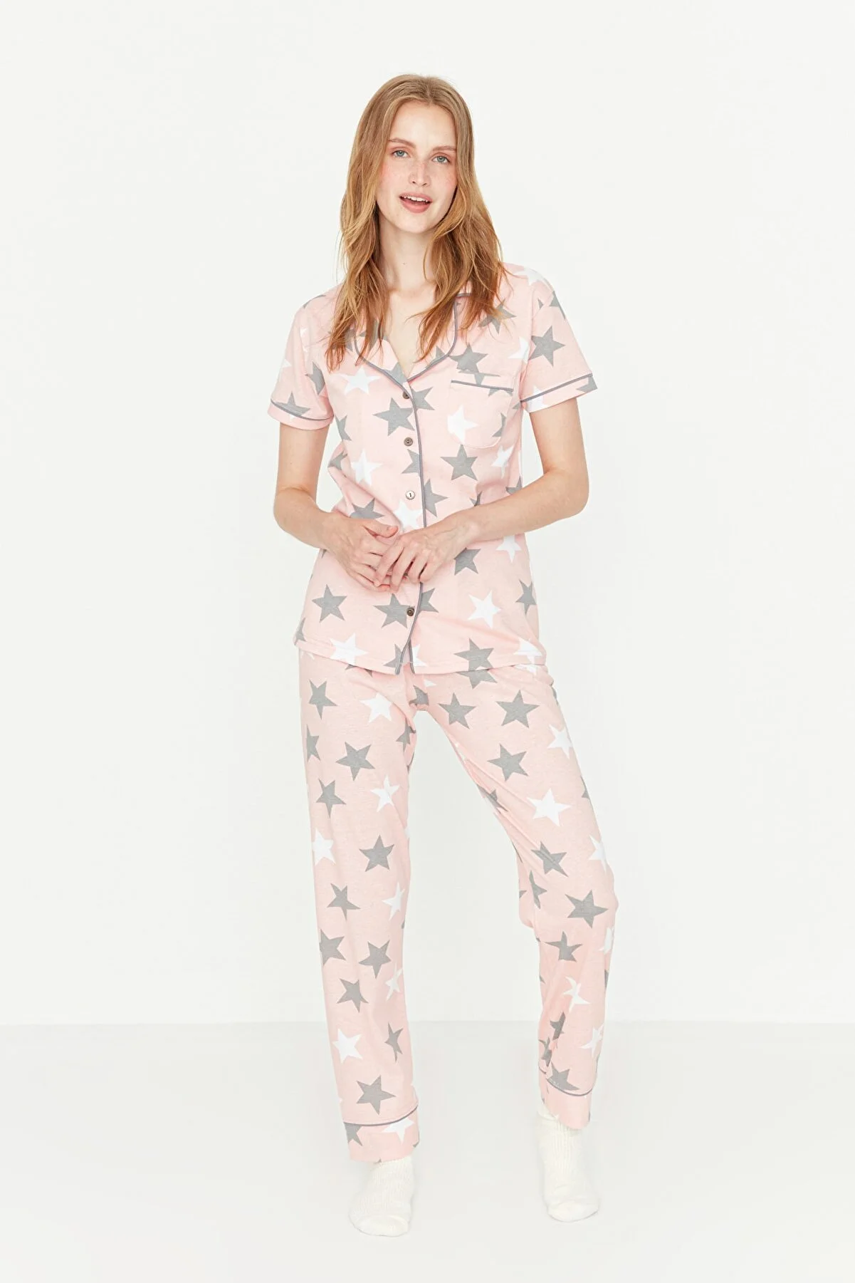 Trendyol Collection  Gestricktes Pyjama-Set aus sternenklarem Hemd und Hose aus Puderbaumwolle THMSS21PT0786