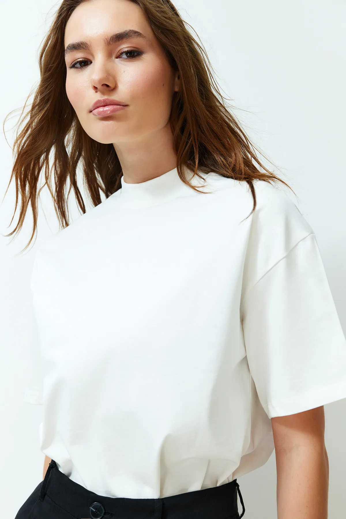 Trendyol Collection  Weißes Strick-T-Shirt aus 100 % Baumwolle mit Stehkragen und dreiviertellangen Ärmeln TWOSS24TS00074