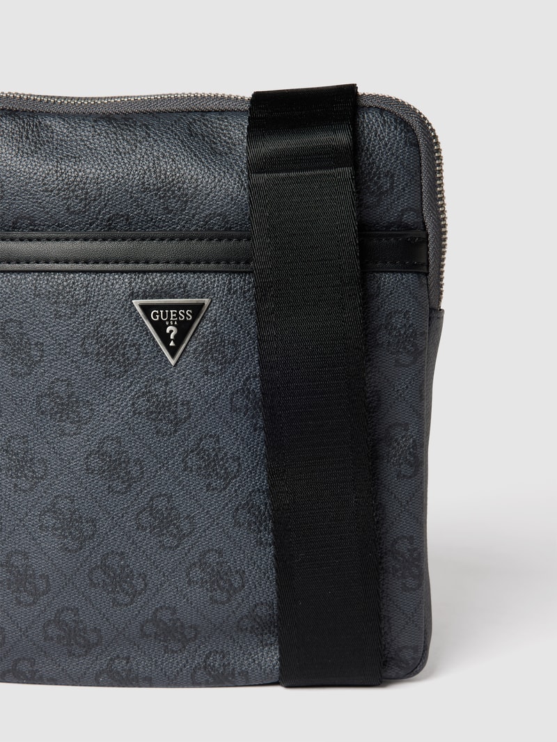 Umhängetasche mit Allover-Logo in schwarz