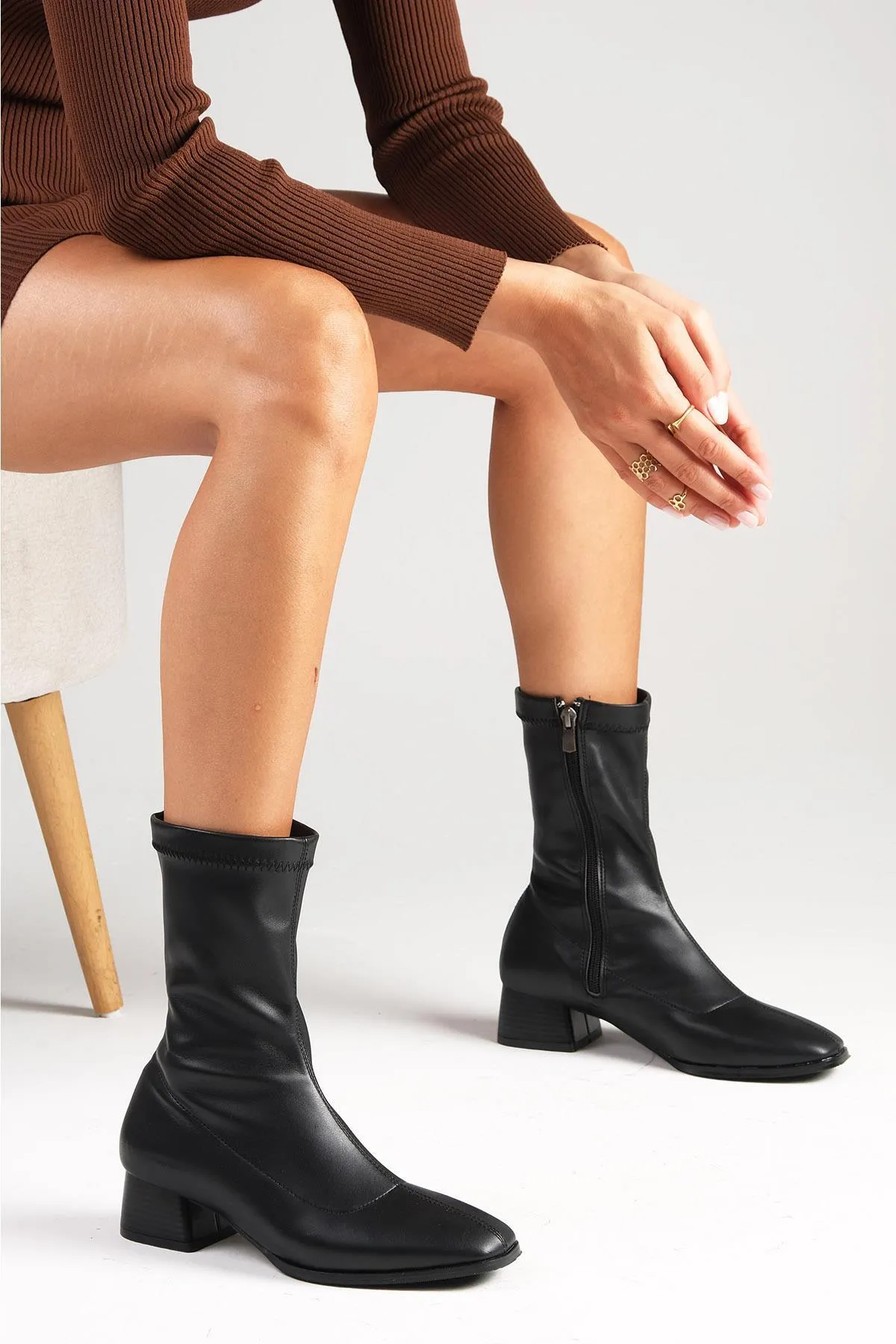 Mio Gusto  Erica Schwarze Stretchstiefel für Damen mit stumpfer Spitze und kurzem Absatz
