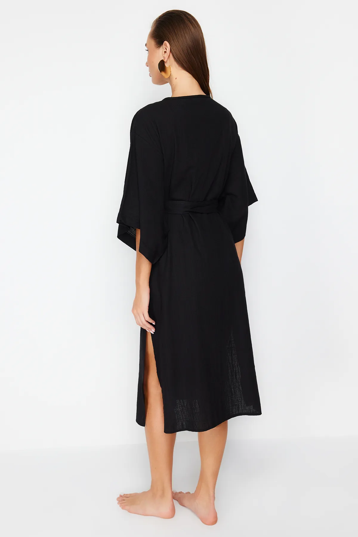 Trendyol Collection  Schwarzer Maxi-Kimono und Kaftan in gewebter Leinenoptik mit Gürtel TBESS23KM00058