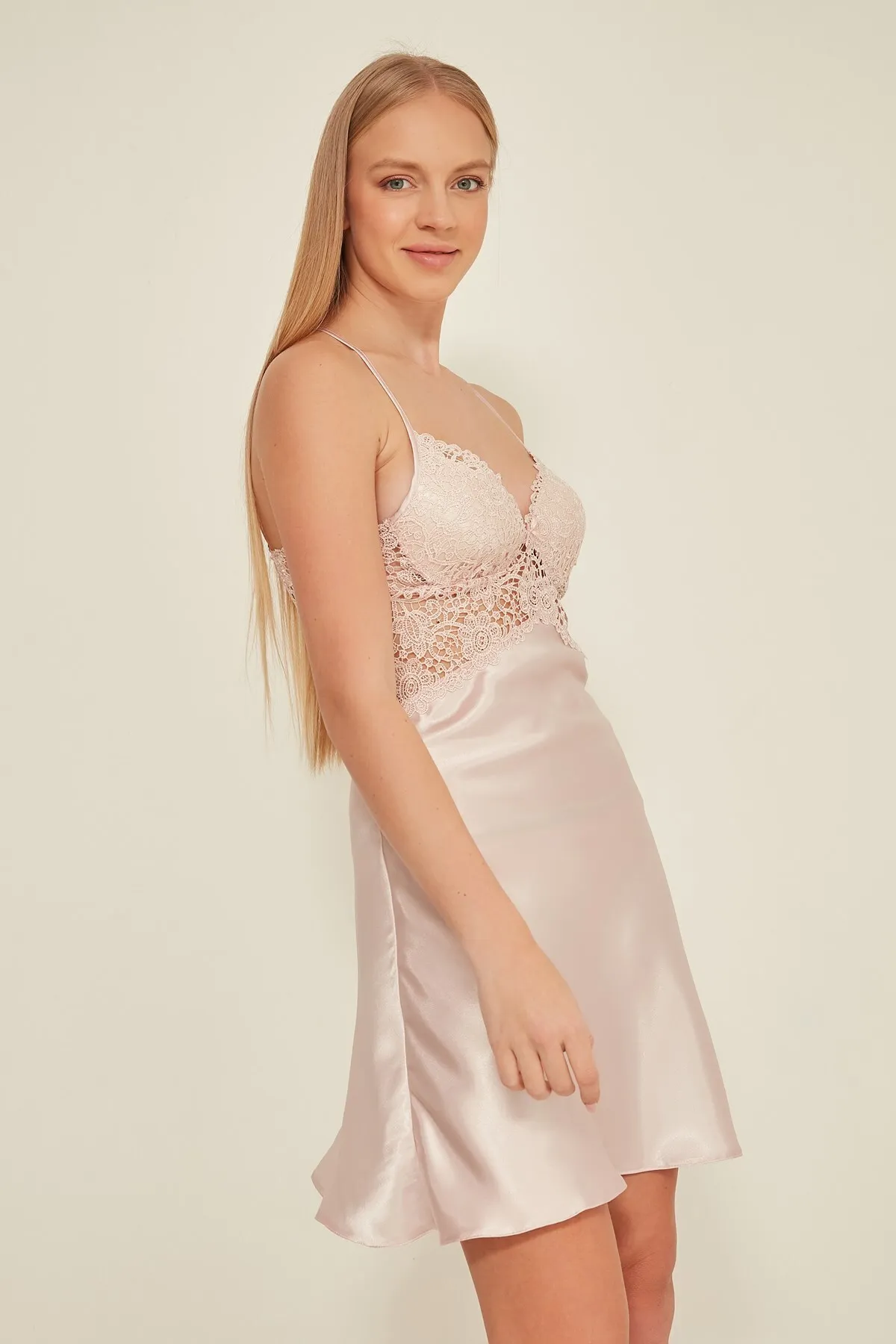 C&City  920 2-teiliges Aussteuerset für Damen, Nachthemd, Morgenmantel, Puder
