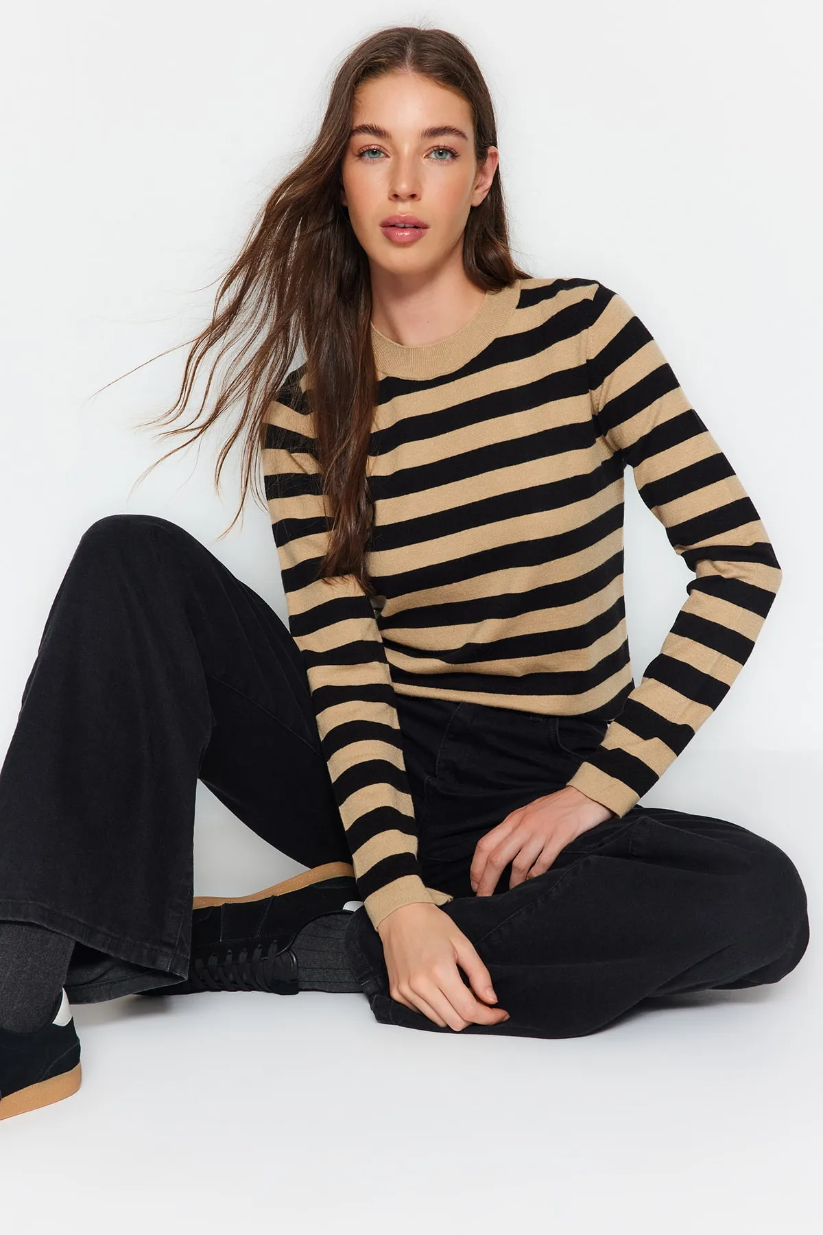 Trendyol Collection  Kamelfarbener Strickpullover mit Streifen aus hochwertigem/speziellem Garn mit weicher Textur TWOAW24KZ00133
