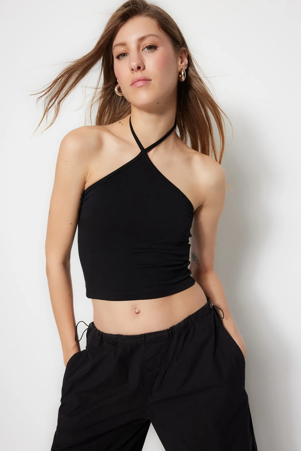 Trendyol Collection  Schwarz-weißes 2er-Pack Crop Bustier aus Baumwolle mit überkreuzten Trägern, dehnbar, gestrickt, TWOSS23BS00002