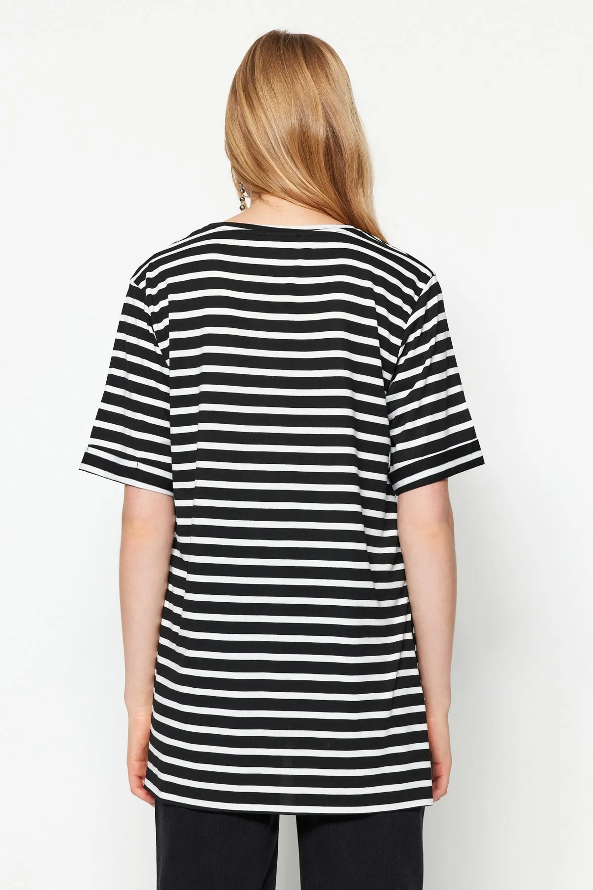 Trendyol Collection  Schwarz gestreiftes, geschlitztes, detailliertes, übergroßes/weites Strick-T-Shirt mit Rundhalsausschnitt TWOSS23TS00097