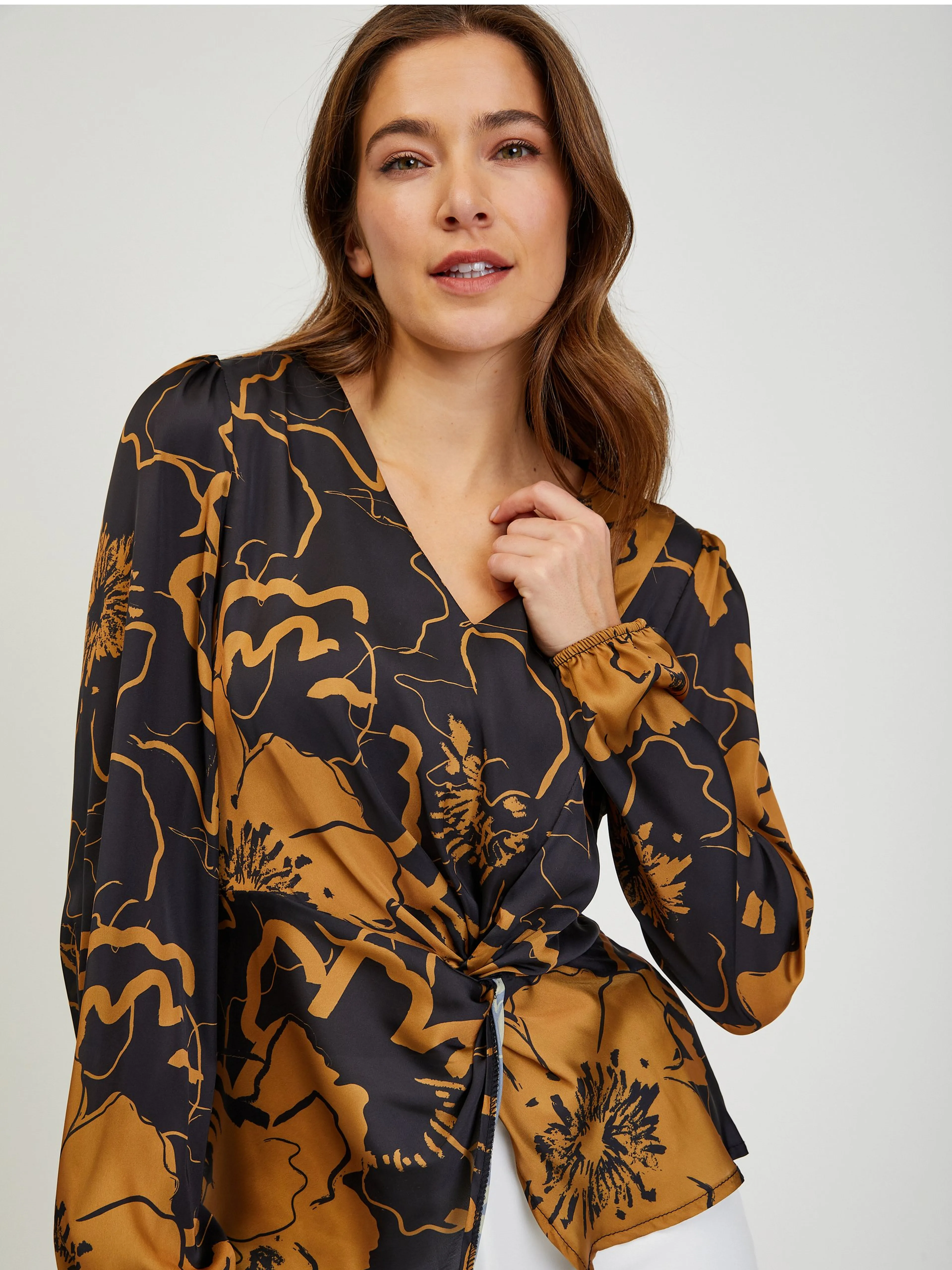 Braun-schwarze Damen-Satinbluse mit Blumenmuster ORSAY