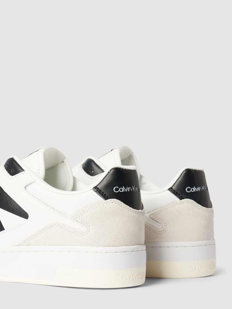 Sneaker mit Label-Details Modell 'BASKET' in weiss