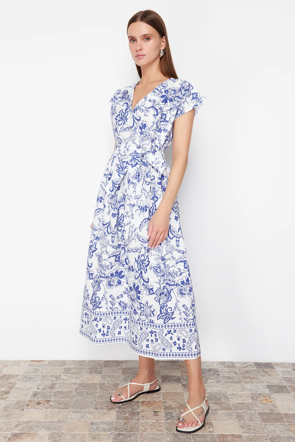 Trendyol Collection  Blaues Midikleid mit V-Ausschnitt und Gürtel und Blumenmuster - 100 % Baumwolle TWOSS24EL00534