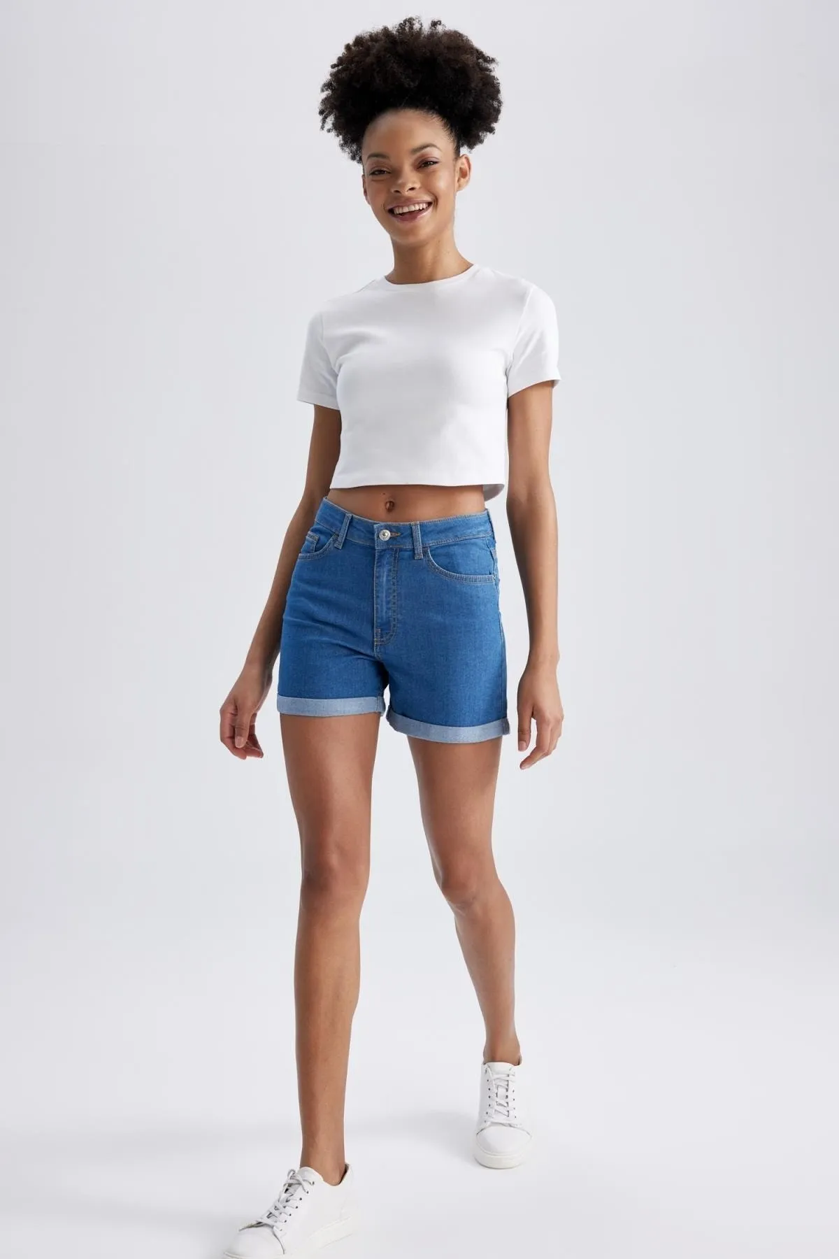 DeFacto  Jeans-Shorts mit normaler Taille und umgeschlagenem Bein A1959ax23sm