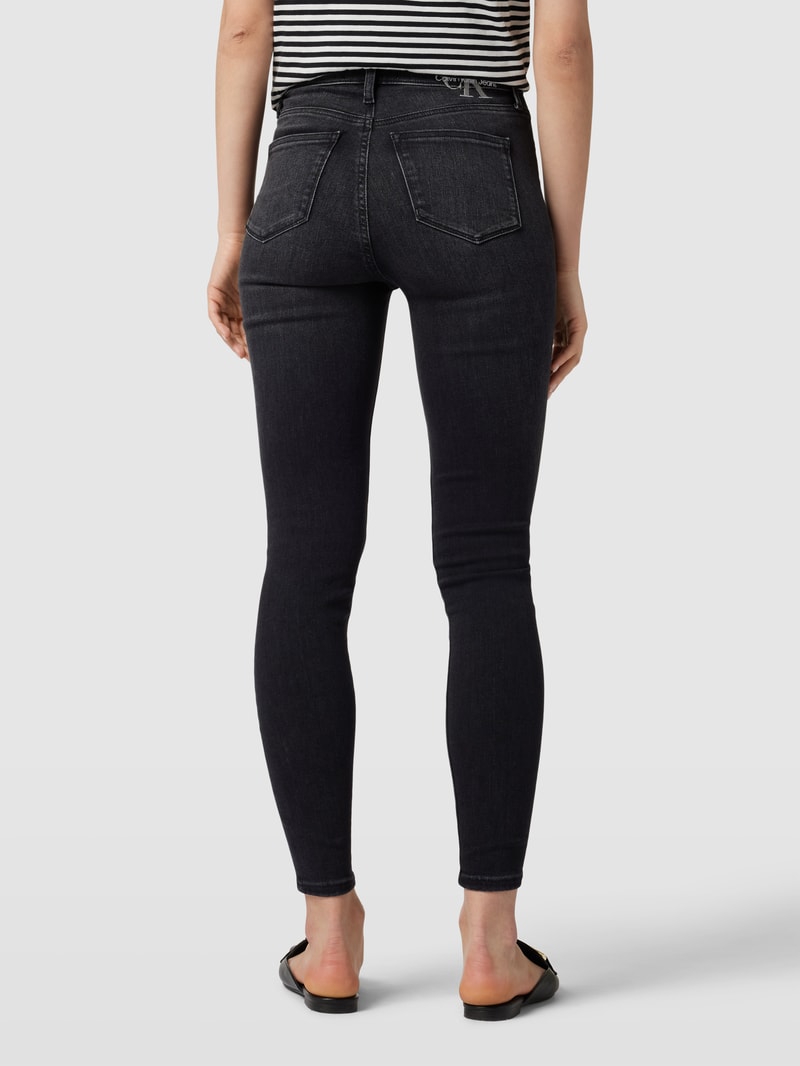 High Rise Jeans mit Label-Stitching in black