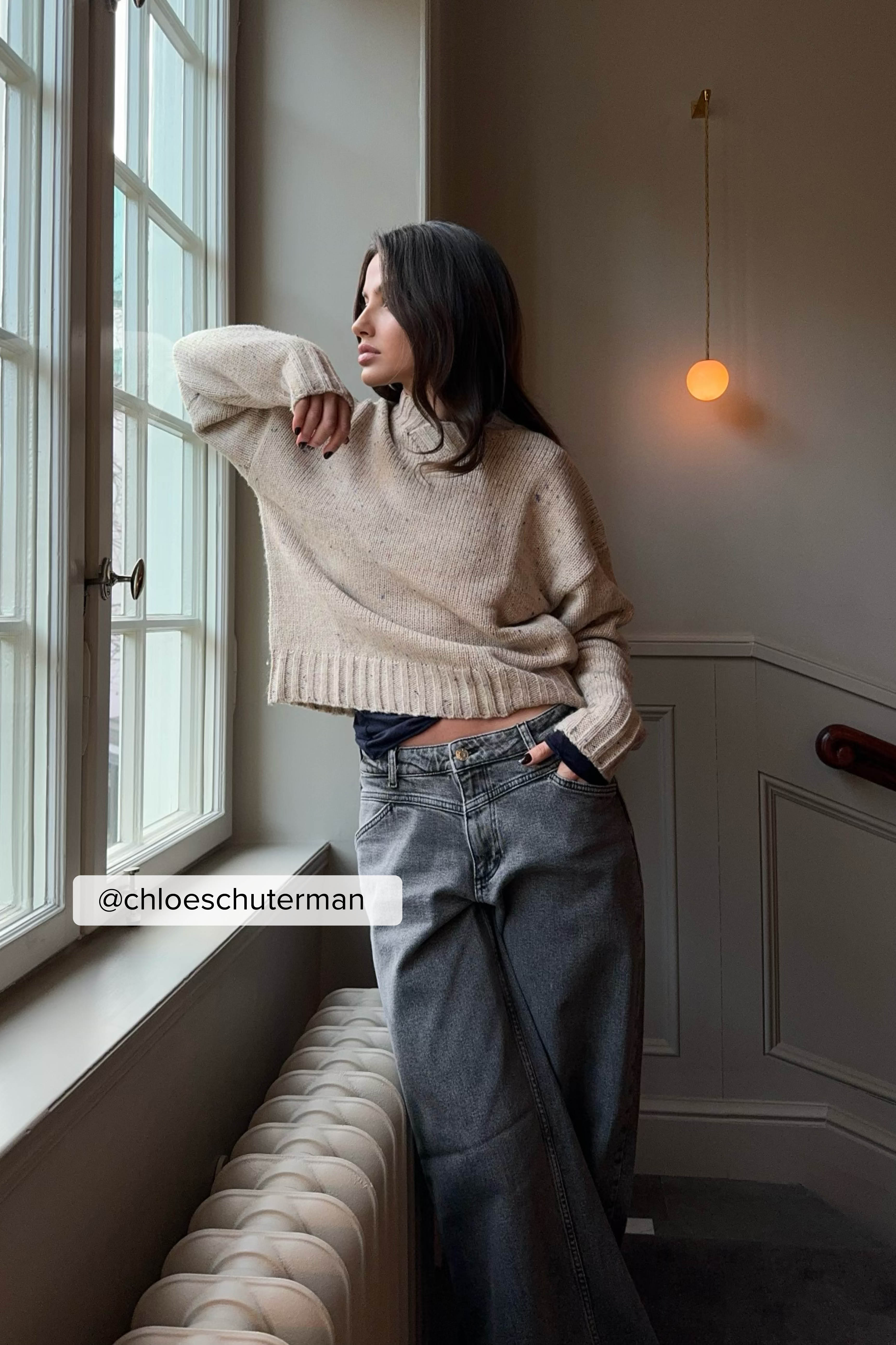 Weite Jeans mit niedriger Taille und Nahtdetails
