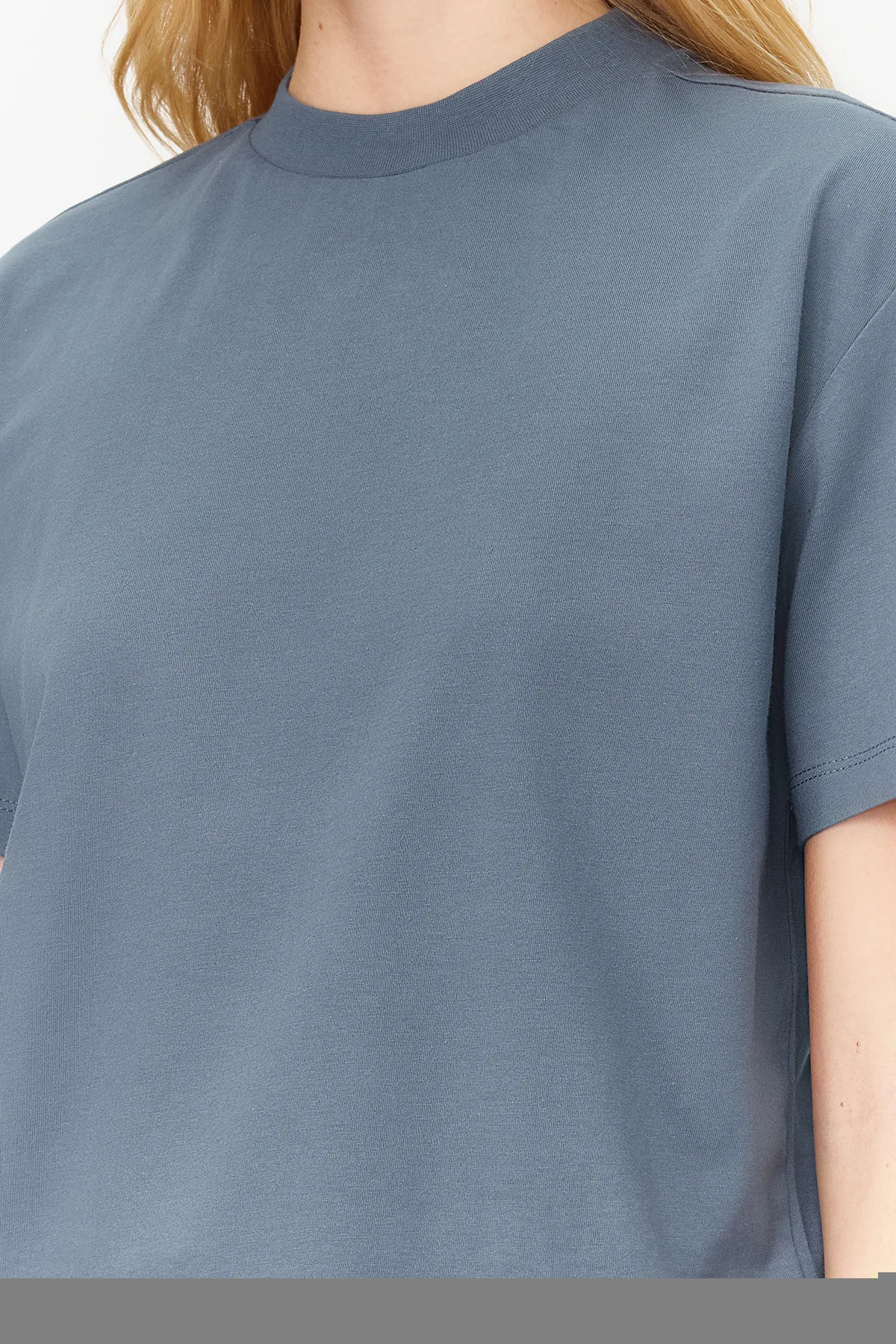 Trendyol Collection  Dunkelgraues Basic-Strick-T-Shirt aus 100 % Baumwolle mit Stehkragen TWOAW20TS0096