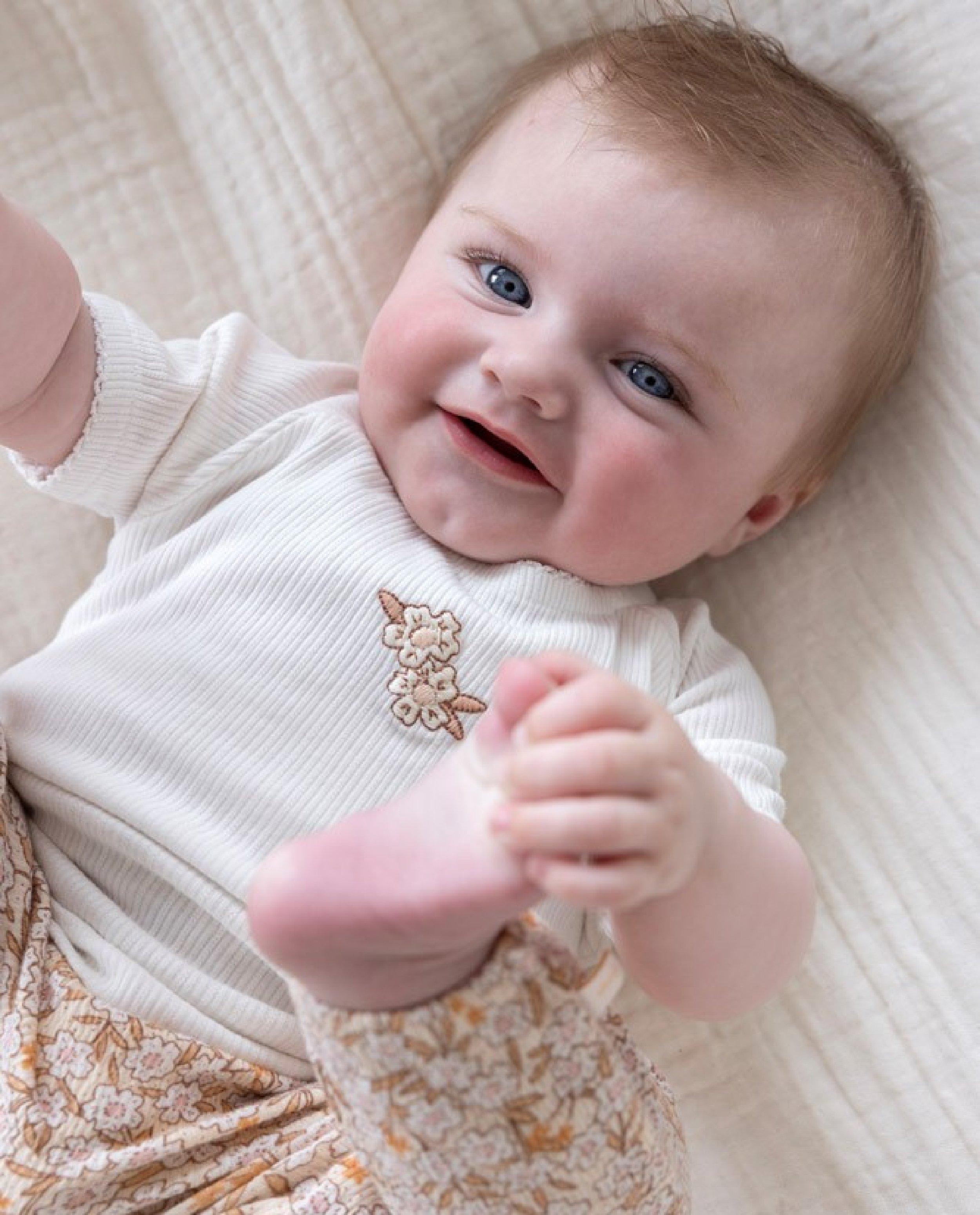 Feetje fehér hímzett virágmintás póló