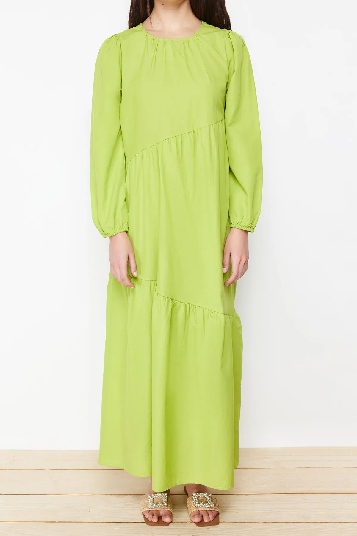 Trendyol Modest  Ölgrünes, detailliertes Baumwoll-Webkleid mit weitem Schnitt und Raffung TCTSS21EL3470
