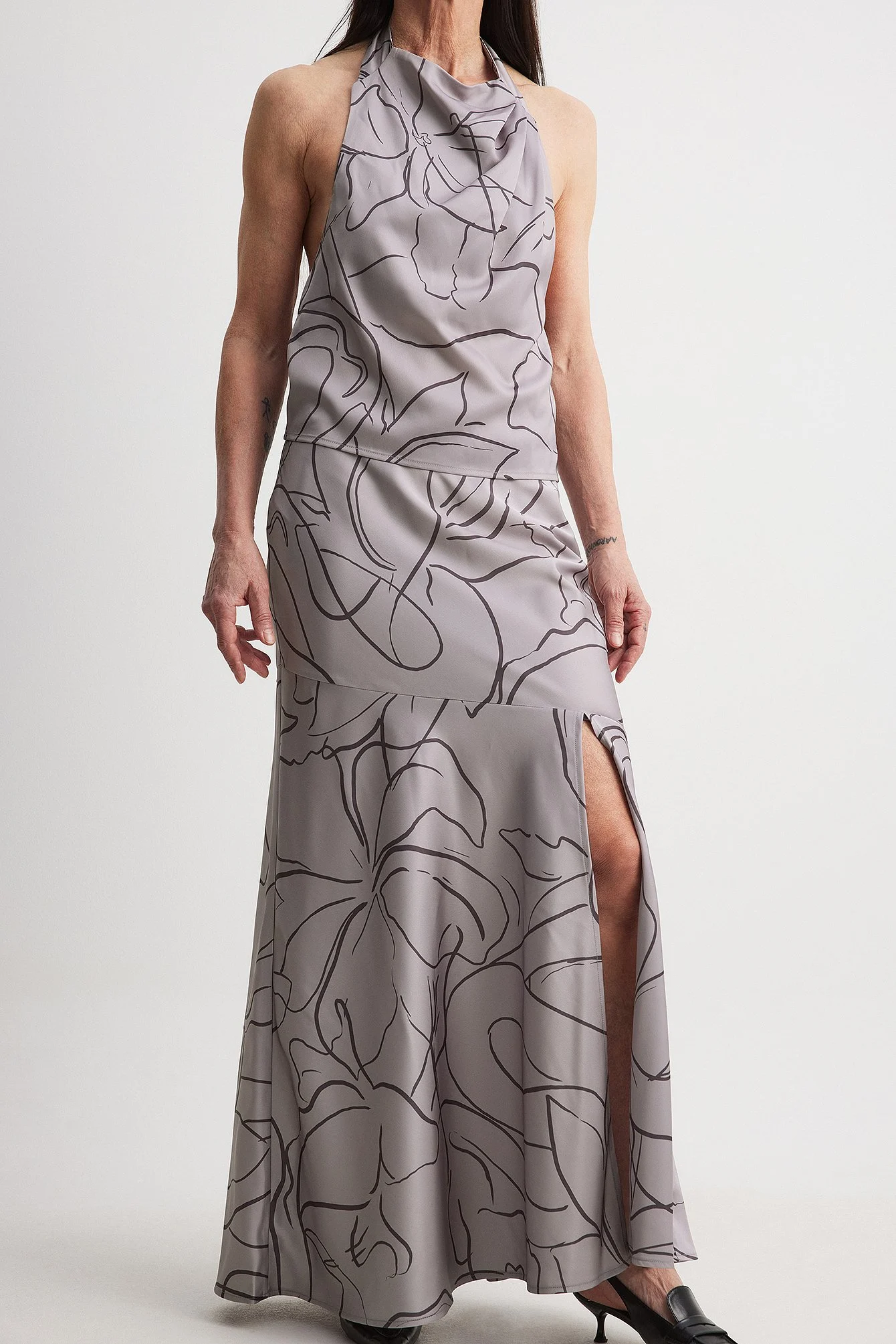 Asymmetrischer Satin-Maxirock mit Nahtdetails
