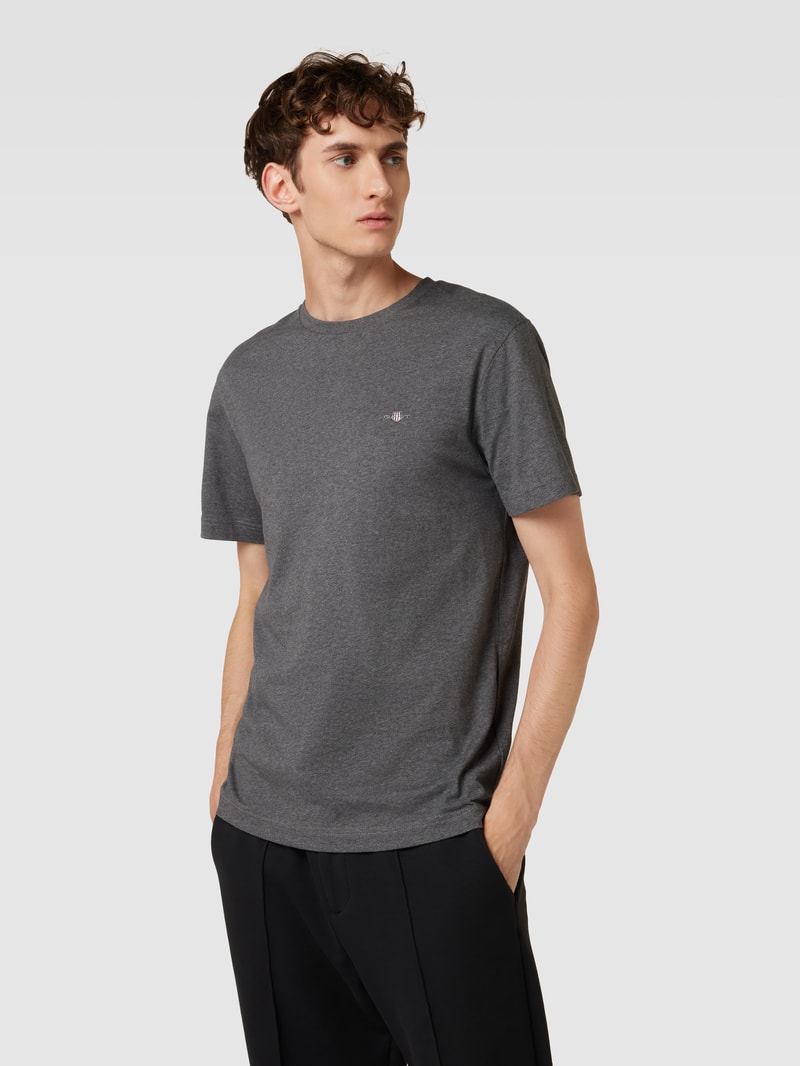 T-Shirt aus Baumwolle mit Label-Detail in anthrazit meliert