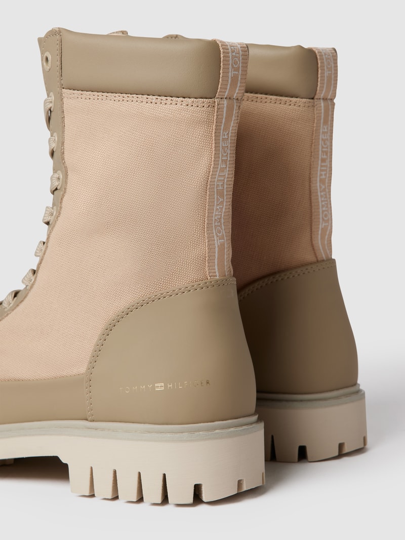 Boots mit Kontrastbesatz in beige