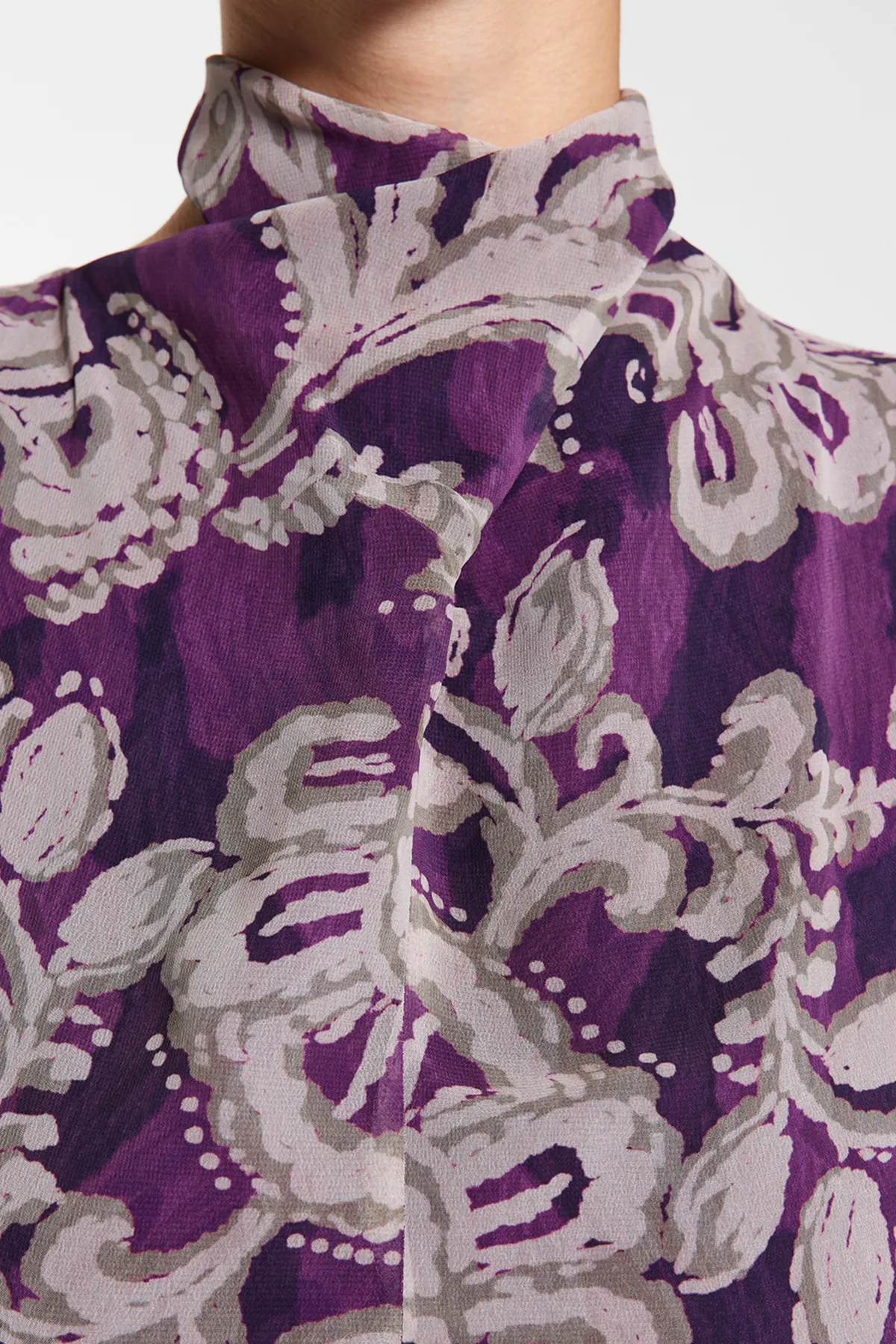 Trendyol Collection  Pflaumenfarbenes, gewebtes Kleid aus Chiffon mit Gürtel, Volants, Stehkragen und Futter TWOAW24EL00261