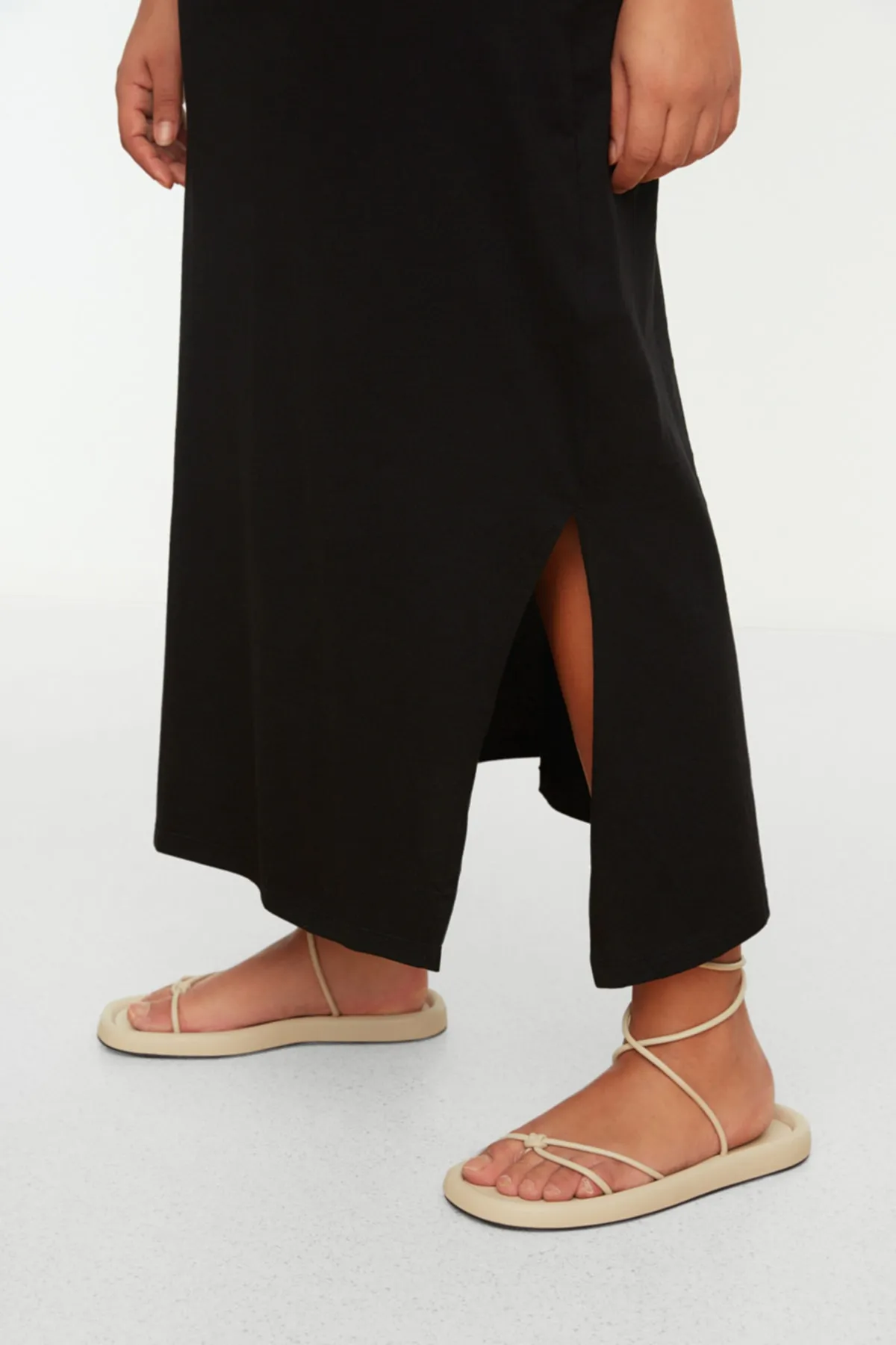 Trendyol Curve  Schwarzes, gerade geschnittenes Strickkleid mit Schlitz TBBSS22AH0162
