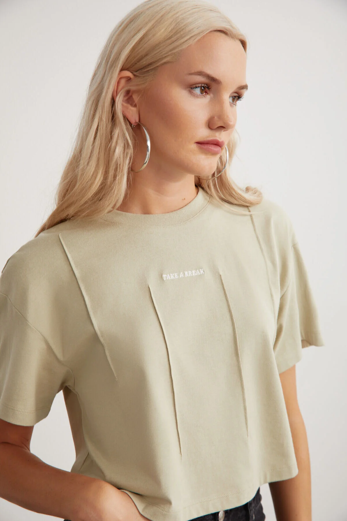 GRIMELANGE  Keanne Damen-T-Shirt in Hellkhaki aus 100 % Baumwolle in Beige mit Stickerei-Detail