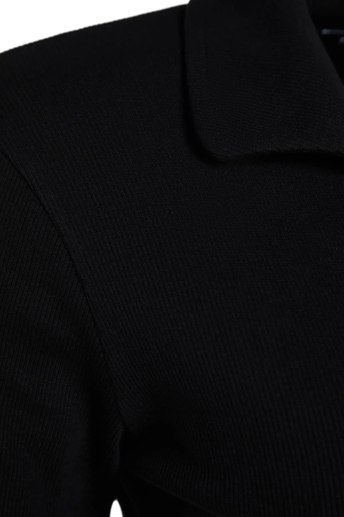 Trendyol Curve  Schwarze Fittili-Strickbluse mit Hemdkragen TBSSS22BZ0750