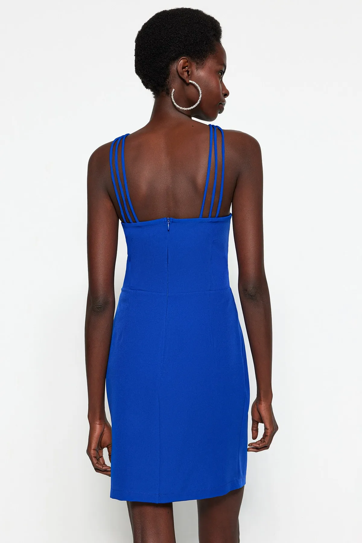 Trendyol Collection  Tailliertes Saks-Abendkleid mit gewebten Accessoires und schrägem Abendkleid TPRSS23EL00285