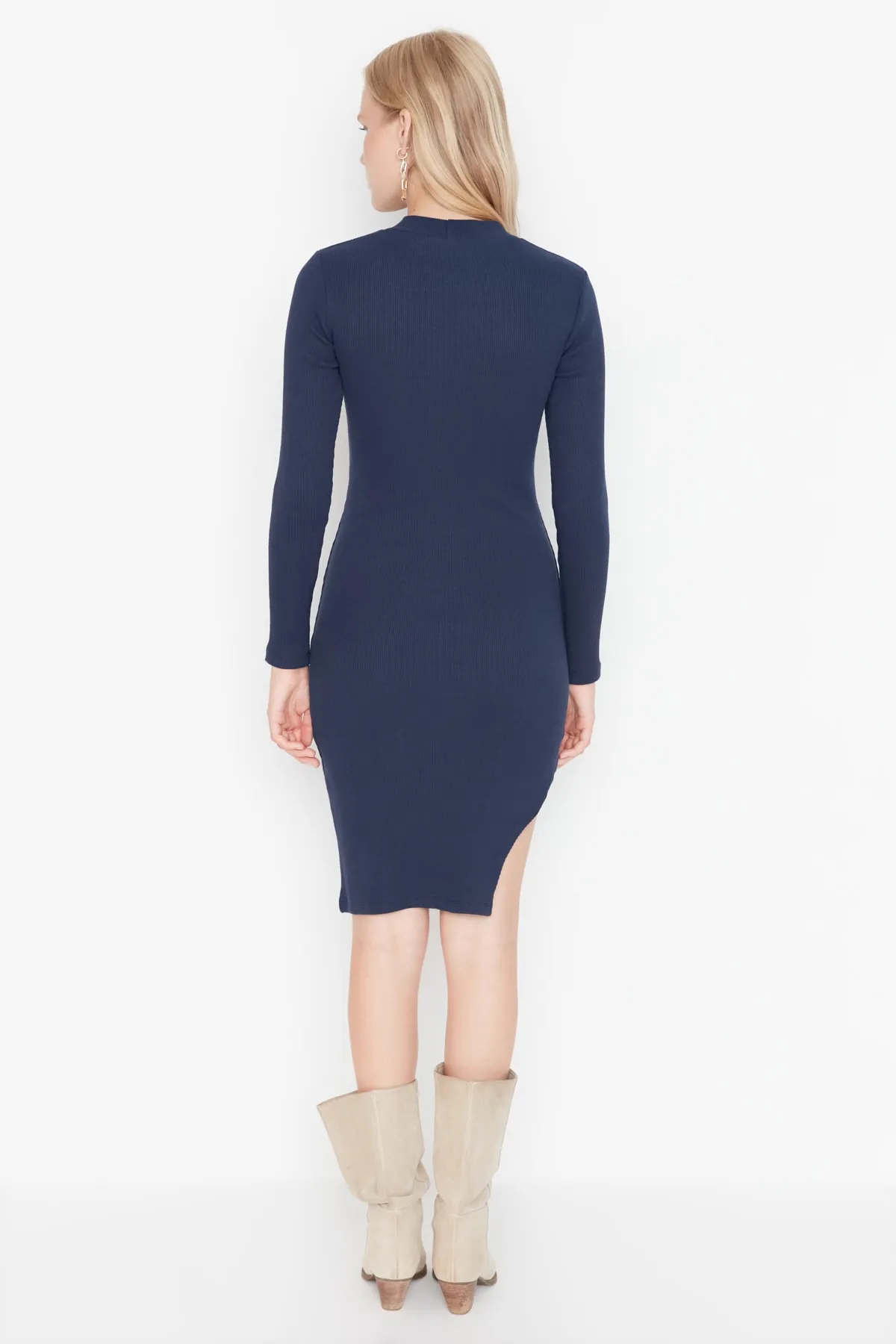 Trendyol Collection  Indigofarbenes, figurbetontes Strickkleid mit Ausschnitten und Ausschnitten TWOAW23EL00128