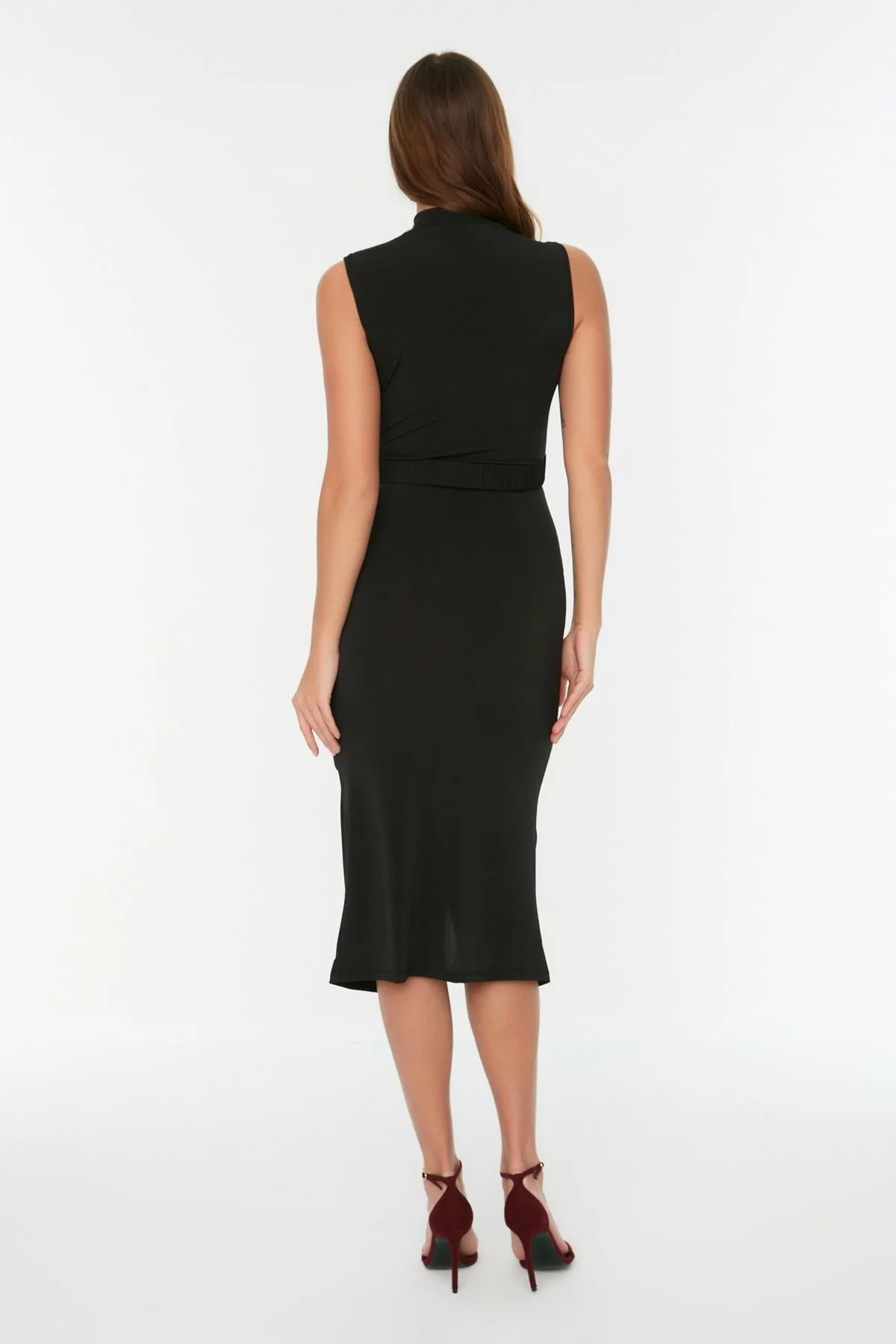 Trendyol Collection  Schwarzes tailliertes/körperbetontes ärmelloses Midi-Bleistiftkleid aus flexiblem Strick mit drapiertem Gürtel TWOSS22EL0756