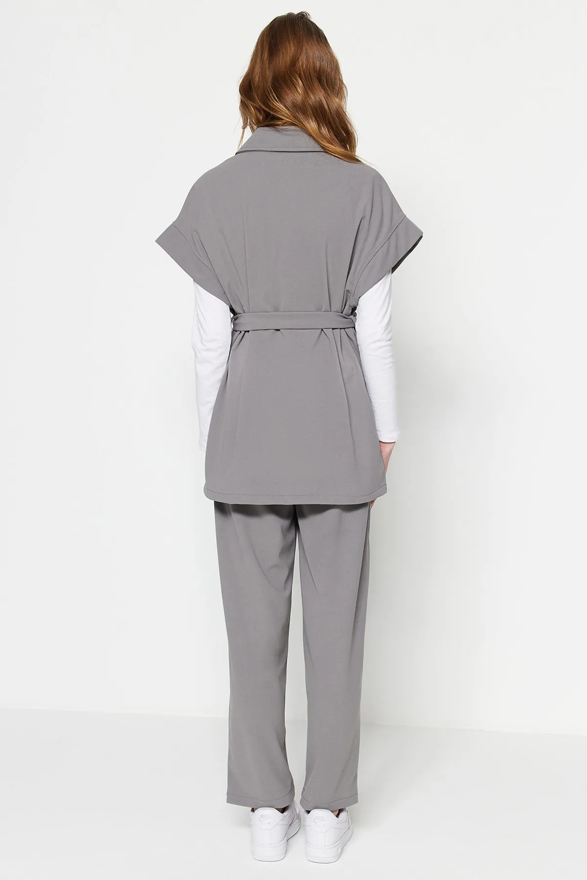 Trendyol Modest  Grau-goldener Strickanzug mit Weste und Hose mit Knöpfen TCTAW22US0062