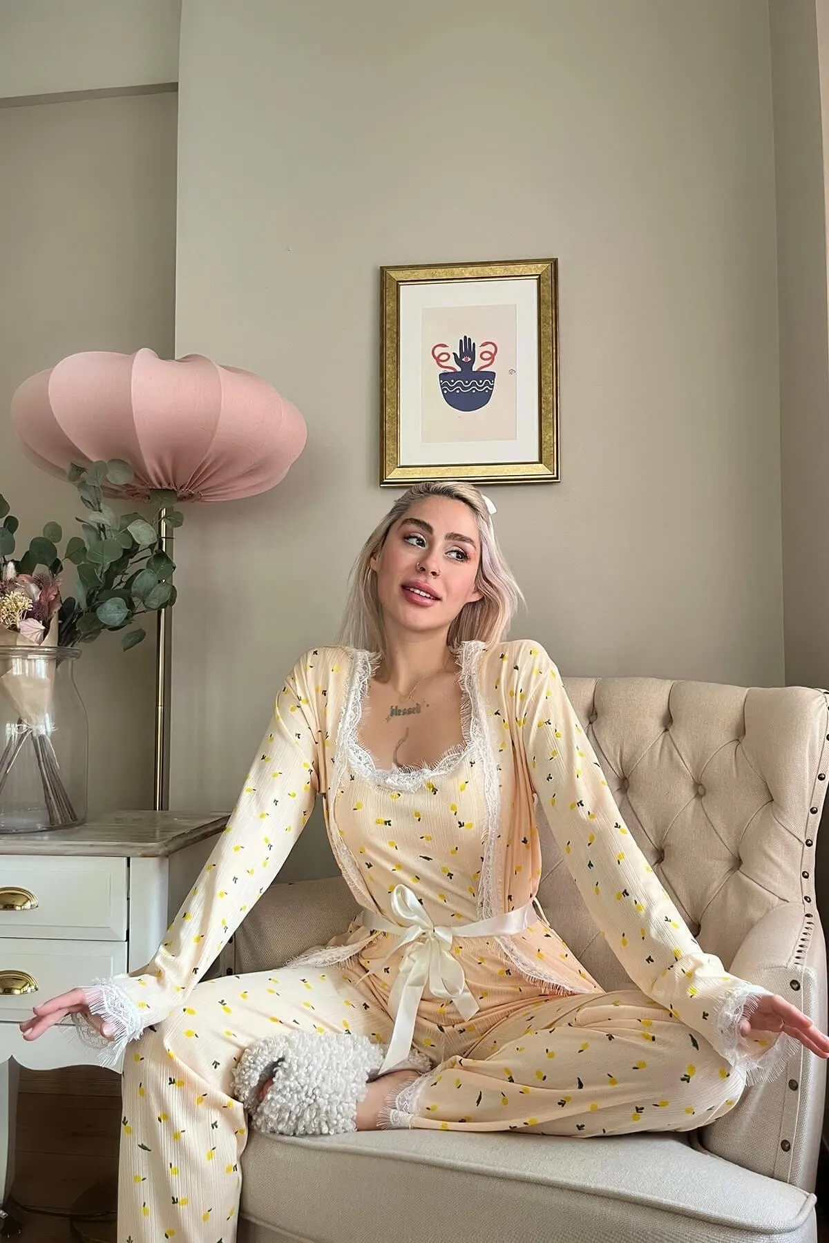 Pijamaevi  Pegasus-Pyjama-Set mit gelbem, zitronengemustertem Morgenmantel
