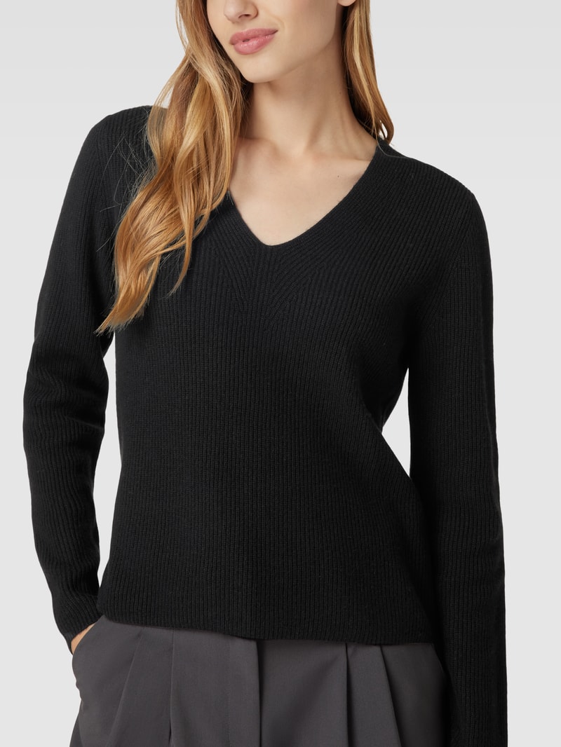 Strickpullover mit V-Ausschnitt in schwarz
