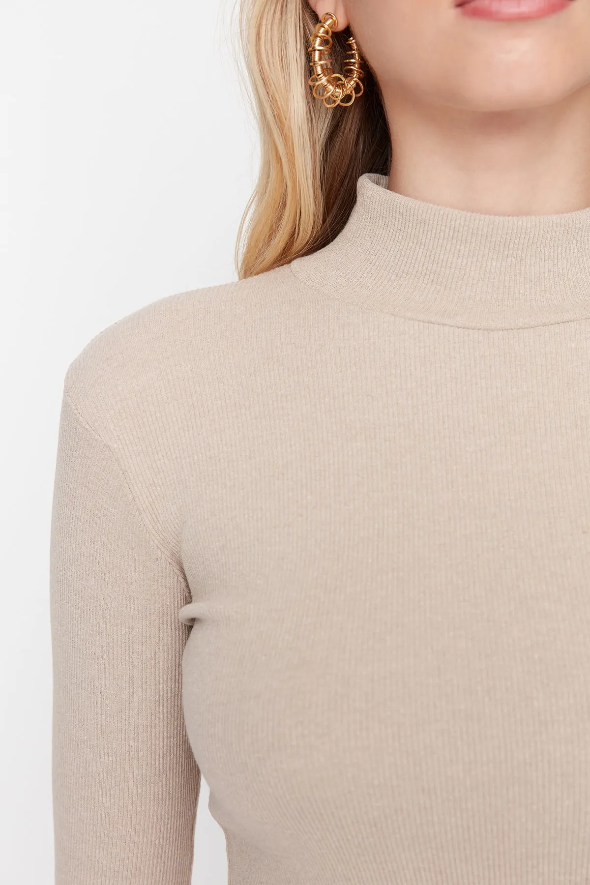 Trendyol Collection  Beige, taillierte, langärmlige, gerippte, dehnbare Strickbluse mit hohem Kragen TWOAW21BZ0423