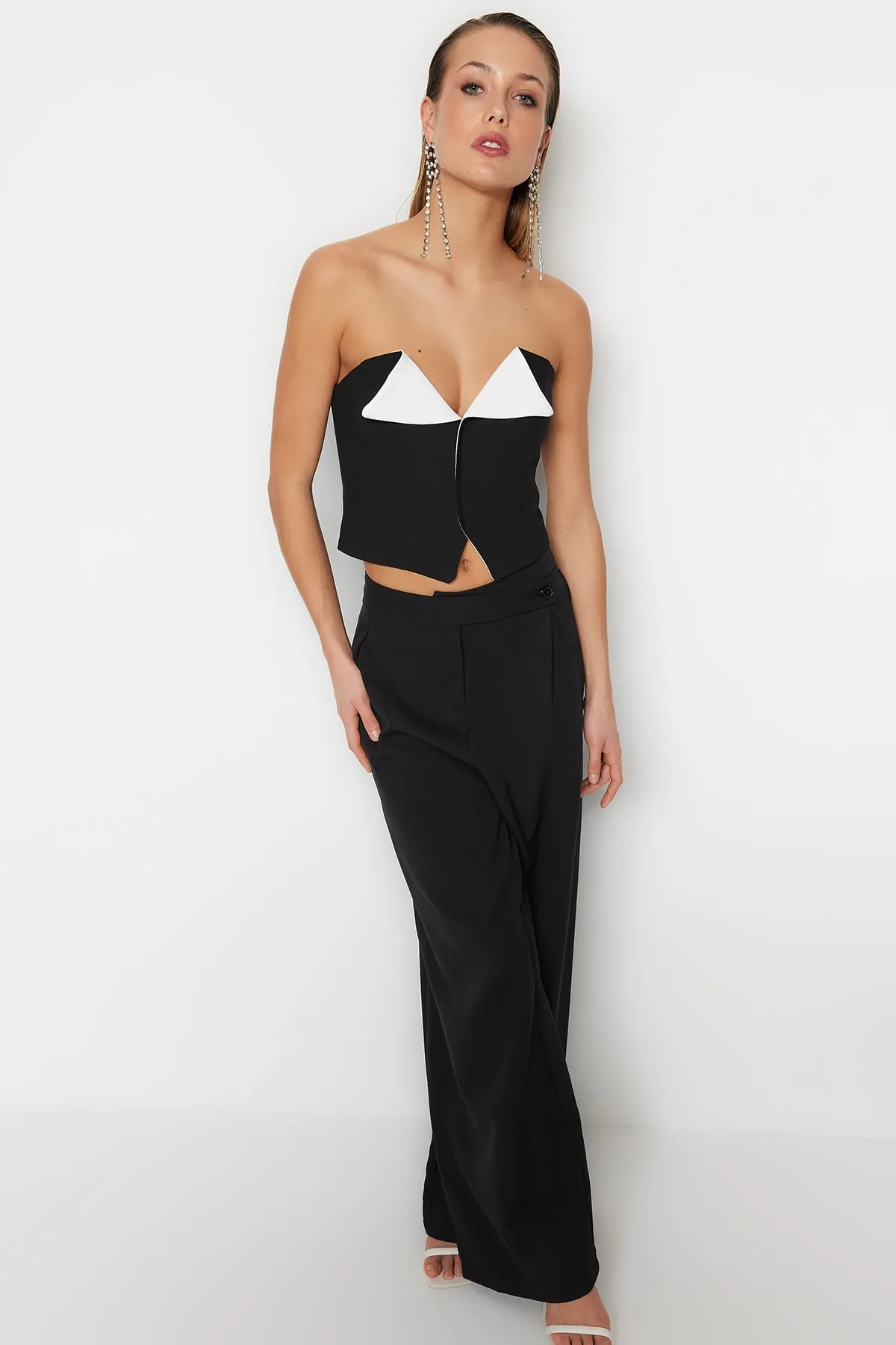 Trendyol Collection  Schwarz-weißes, bauchfreies, gefüttertes Bustier aus Webstoff TPRSS23BS00052