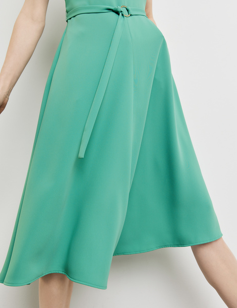 Fließendes Kleid mit Bindebändern