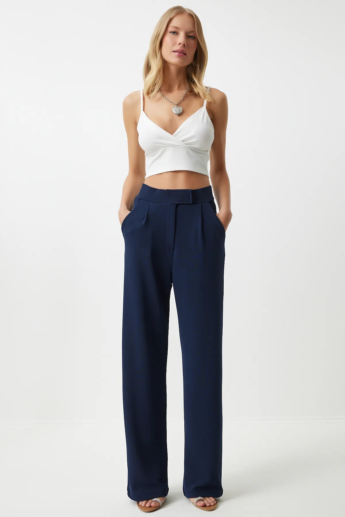 Happiness İstanbul  Bequeme gewebte Damenhose in Marineblau mit Klettverschluss an der Taille RV00150