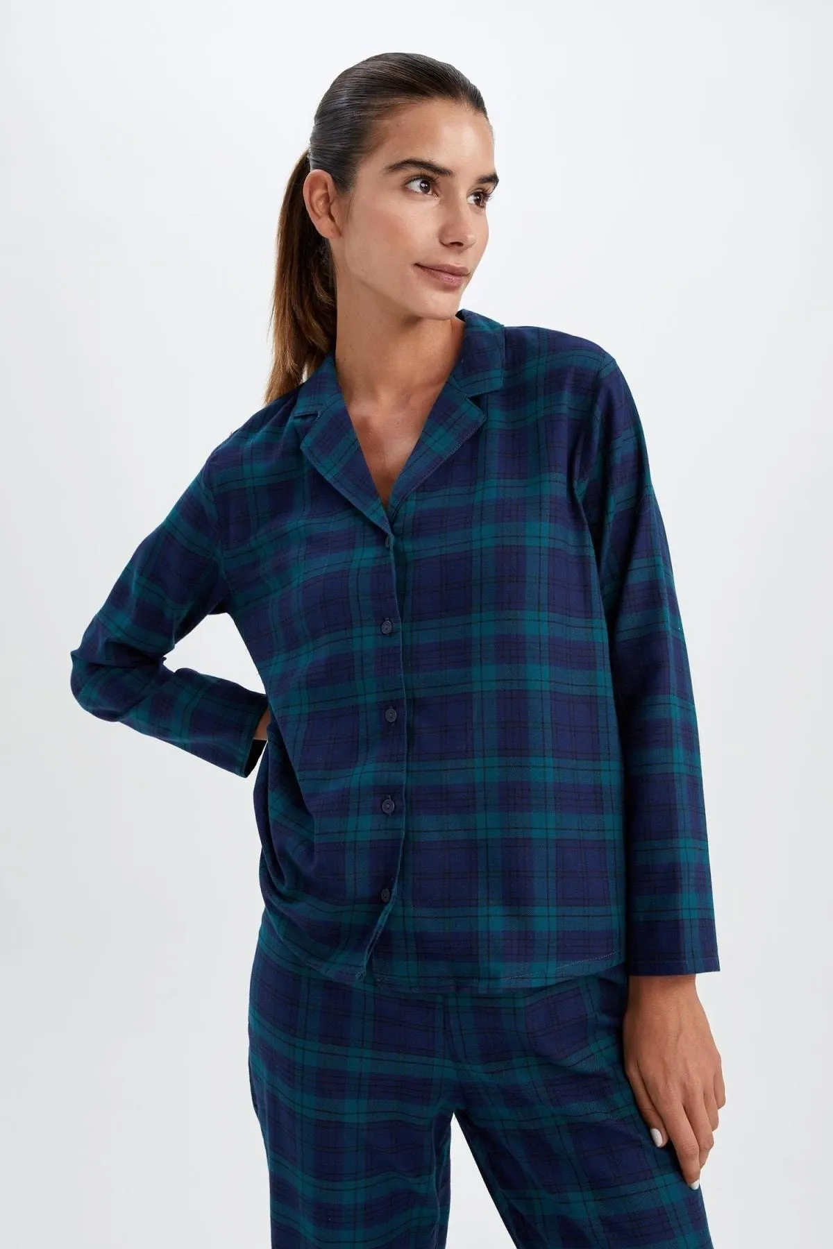 DeFacto  Pyjama-Set aus kariertem Flanell mit „Fall In Love“-Pyjama-Kragen mit Neujahrsmotiv