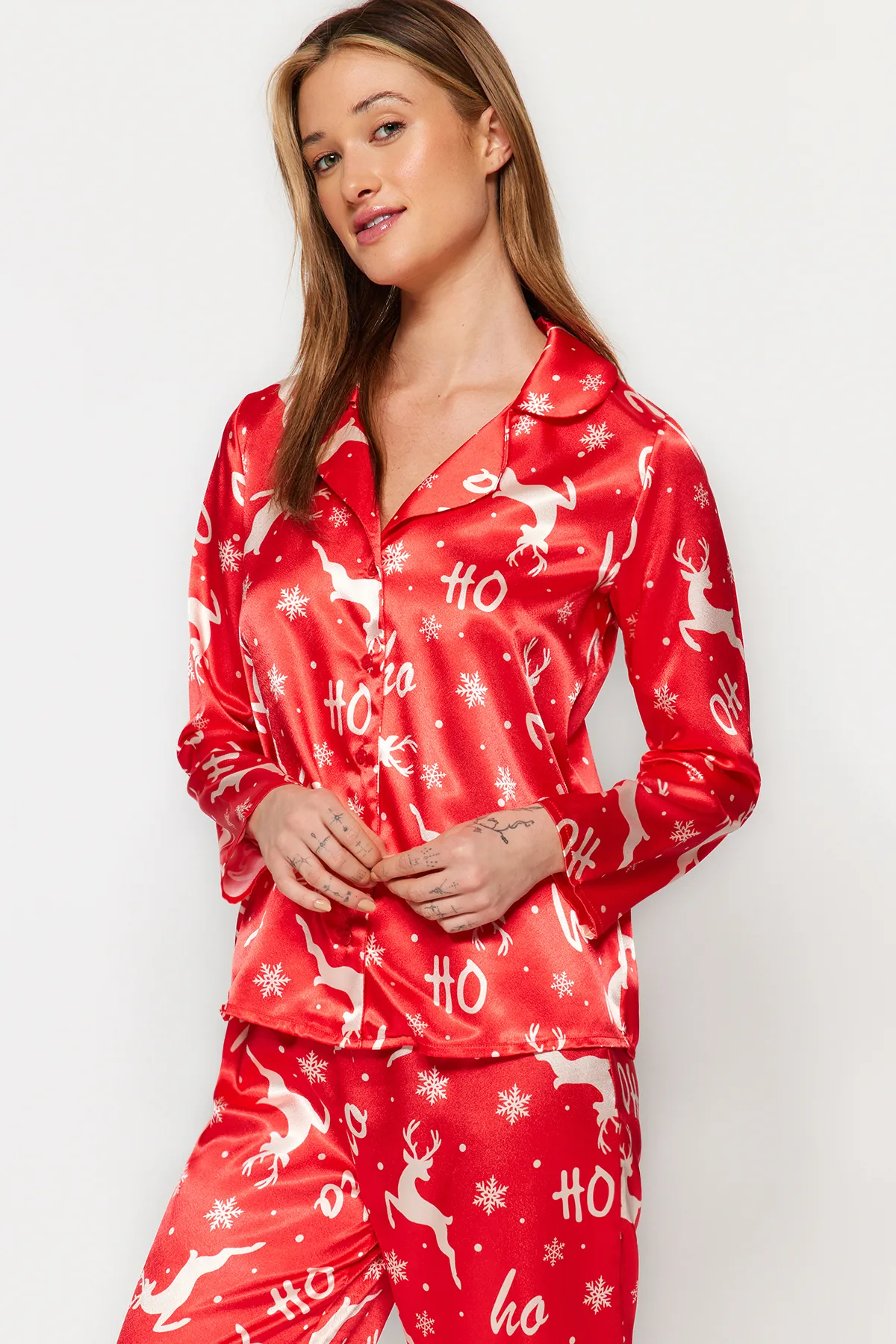 Trendyol Collection  Rotes, gewebtes Pyjama-Set aus Hemd und Hose aus Satin mit Neujahrsmotiv THMAW24PT00037