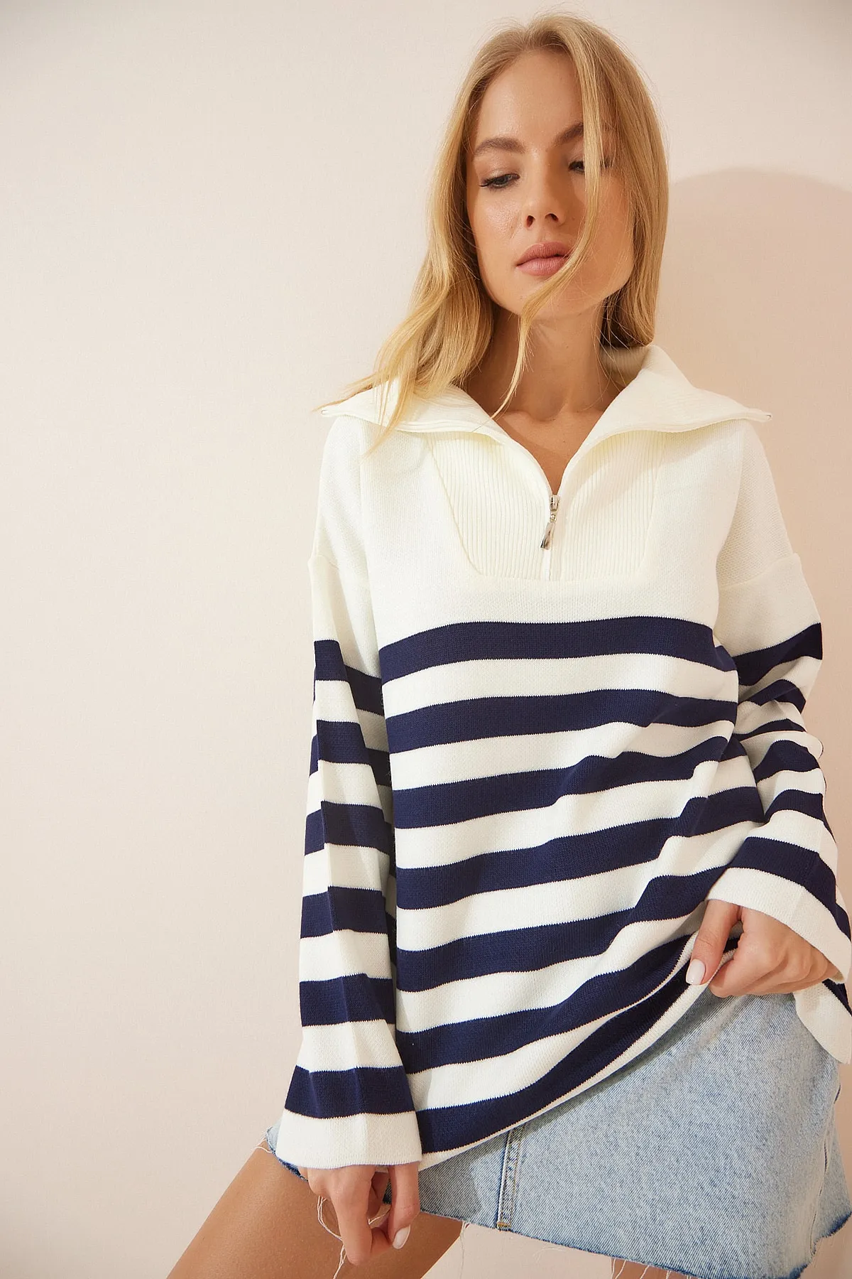 Happiness İstanbul  Damen Marineblau Weiß Gestreiftes Oversize Strick-Sweatshirt mit Reißverschluss Stehkragen BV00009