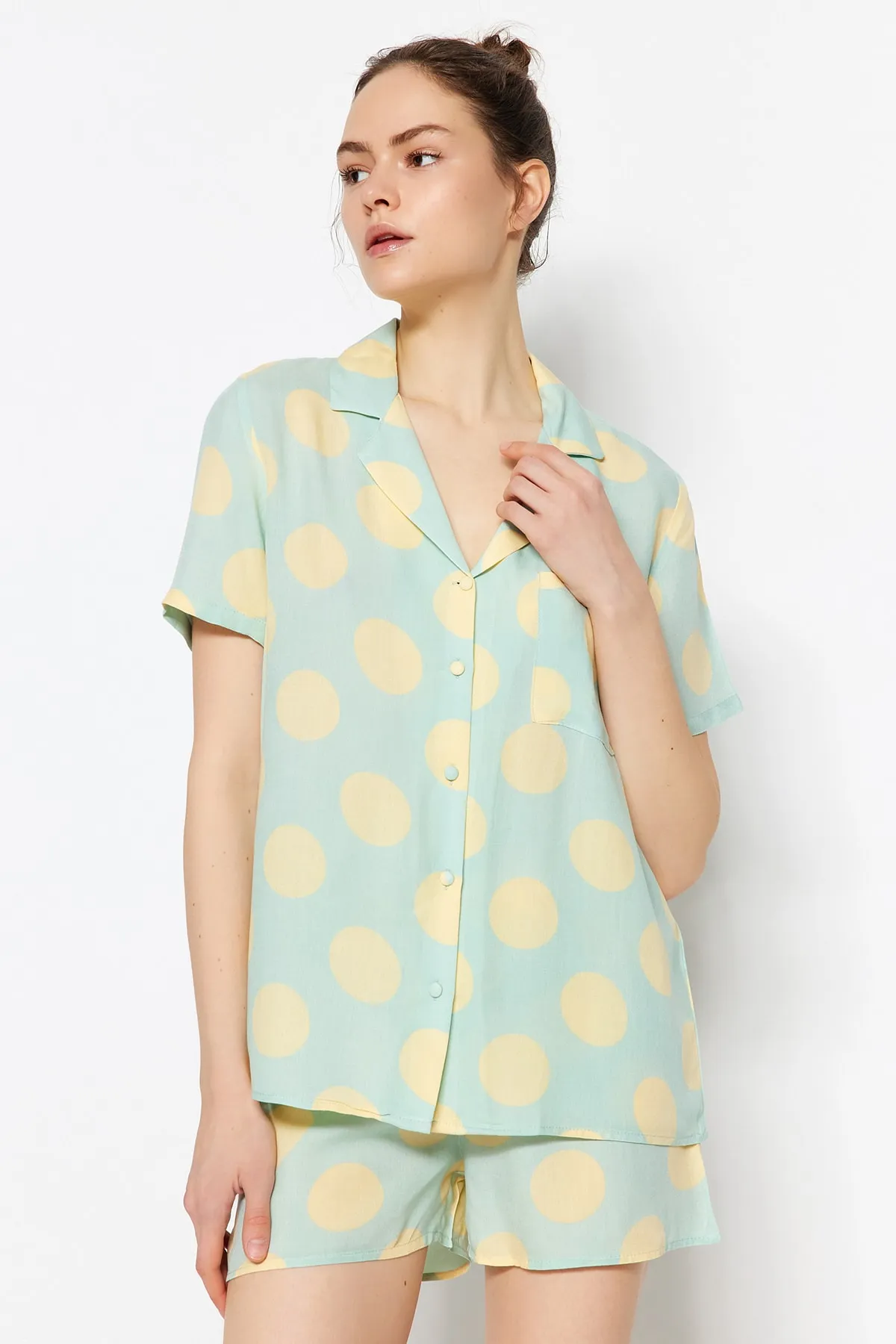 Trendyol Collection  Grünes gepunktetes Viskose-Hemd-Shorts-Pyjama-Set aus Webstoff THMSS20PT0306