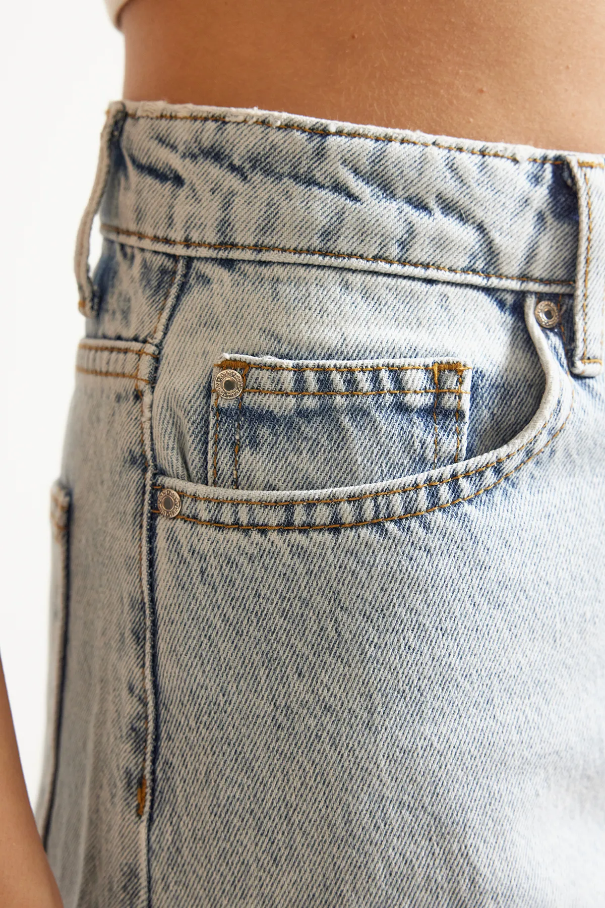 Trendyol Collection  Hellblaue Barrel-Jeans mit hoher Taille TWOSS24JE00113