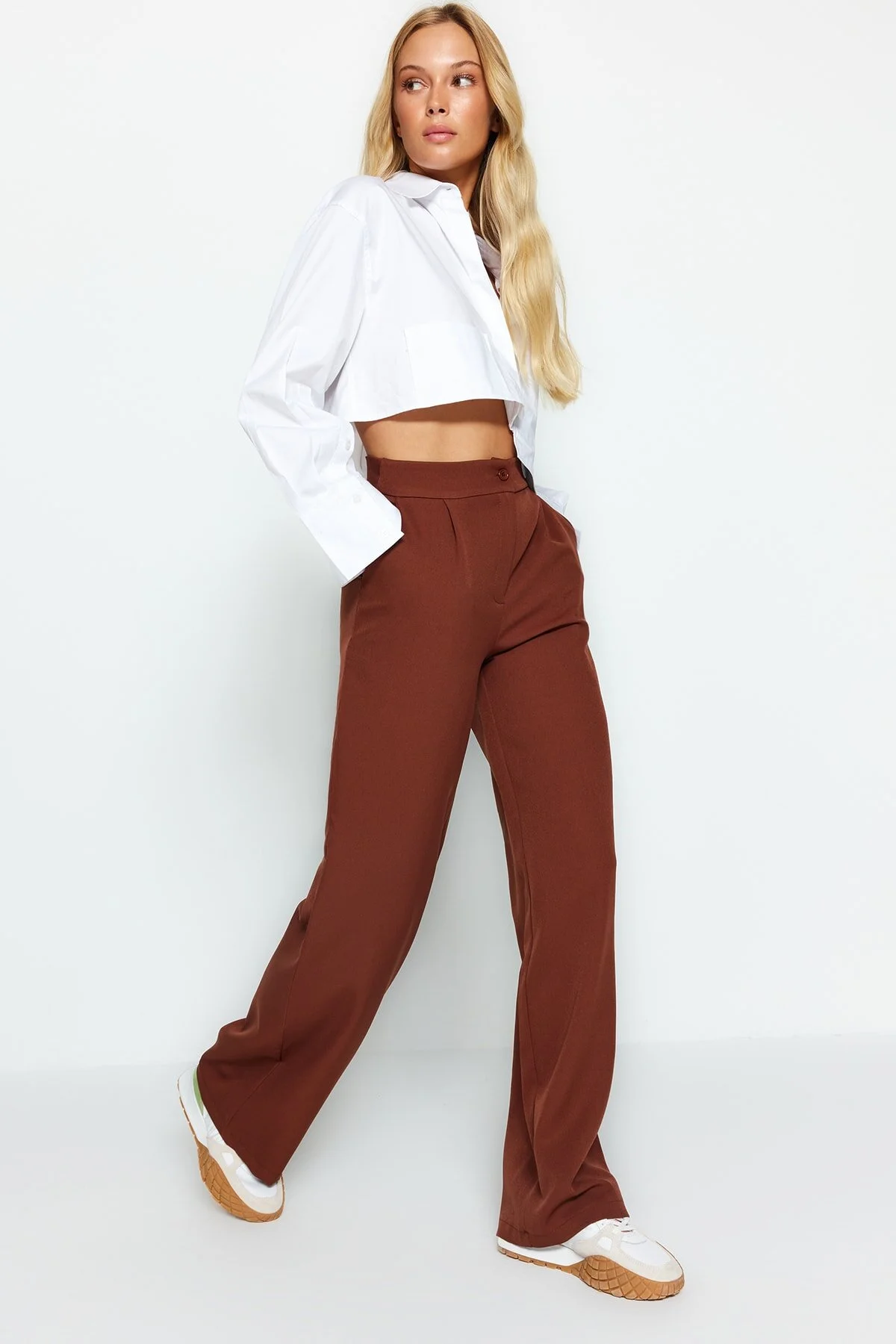 Trendyol Collection  Braune Hose mit weitem Bein TWOAW22PL0139