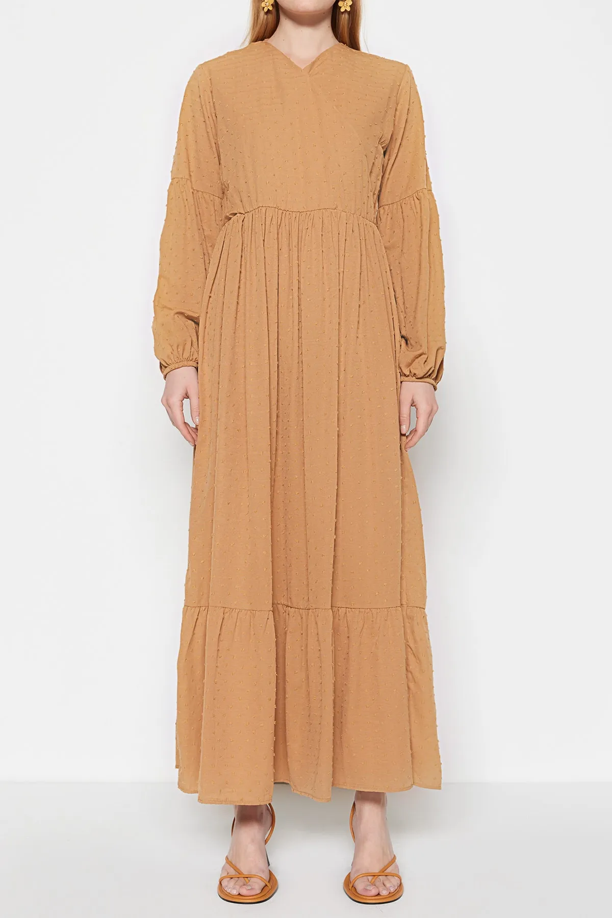 Trendyol Modest  Kamelfarbenes, gewebtes Kleid mit zweireihigem Kragen und Strukturstoff TCTSS23EB00296