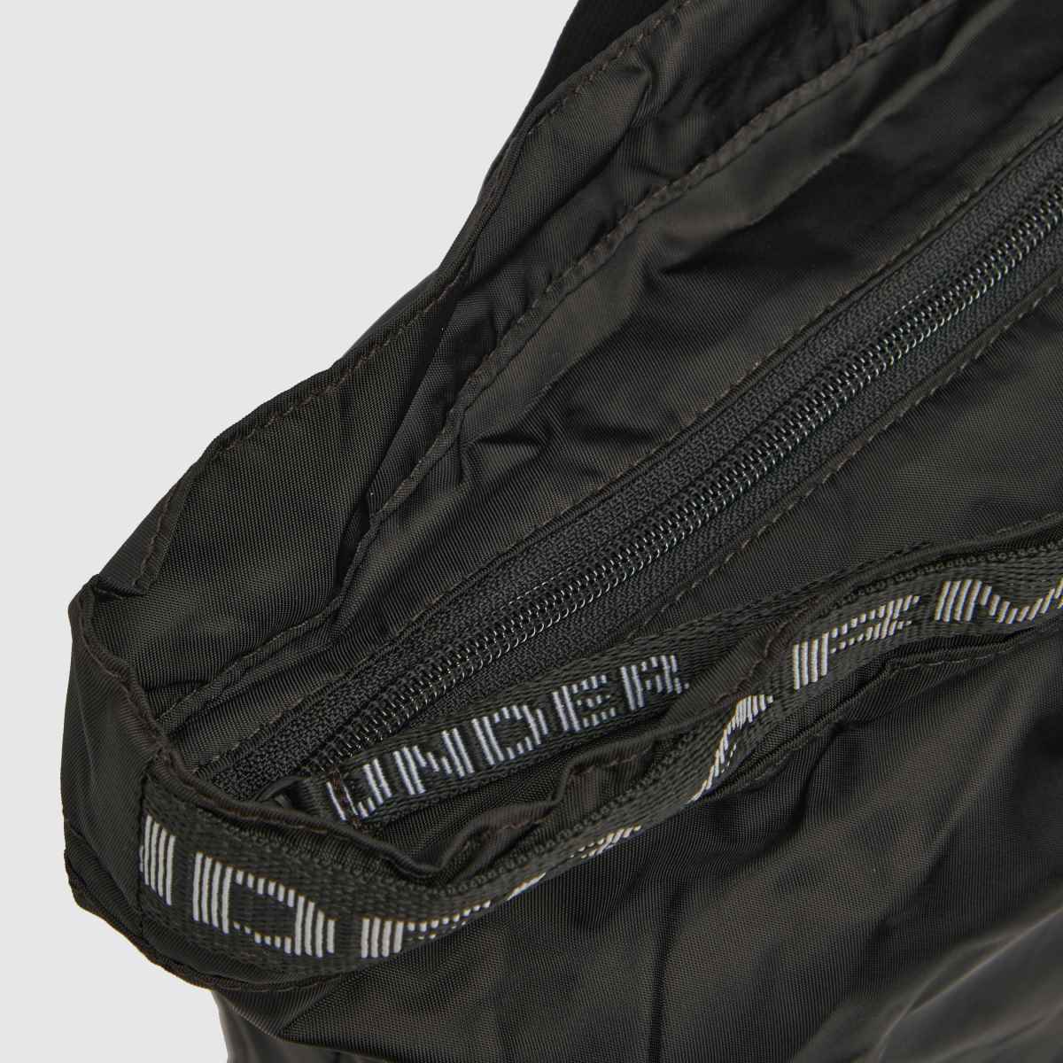 Under Armour svartvit favoritväska